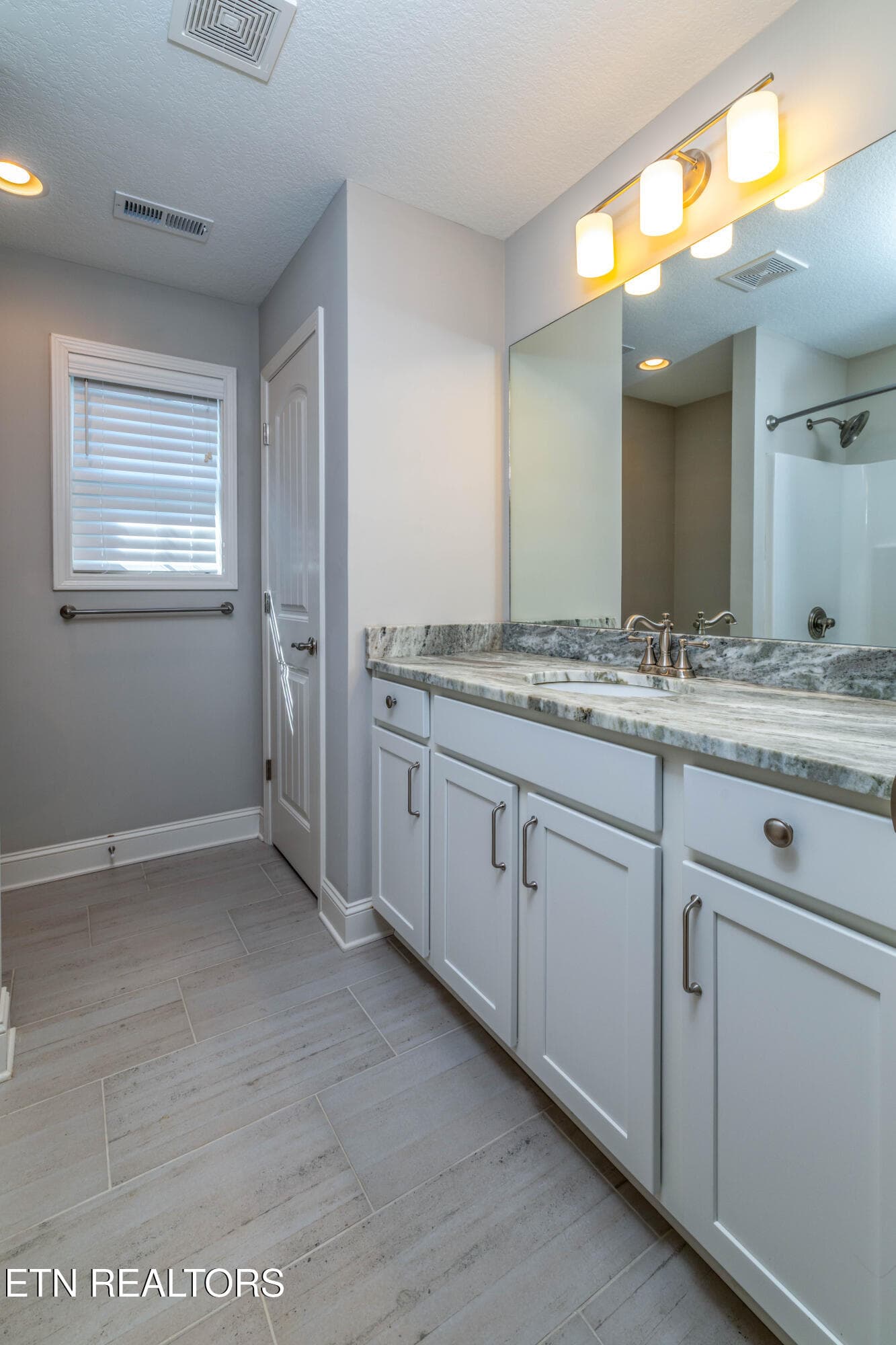 Guest Bath #1 - 1111 Snowy Peak Lane, Knoxville, TN 37922, Knoxville