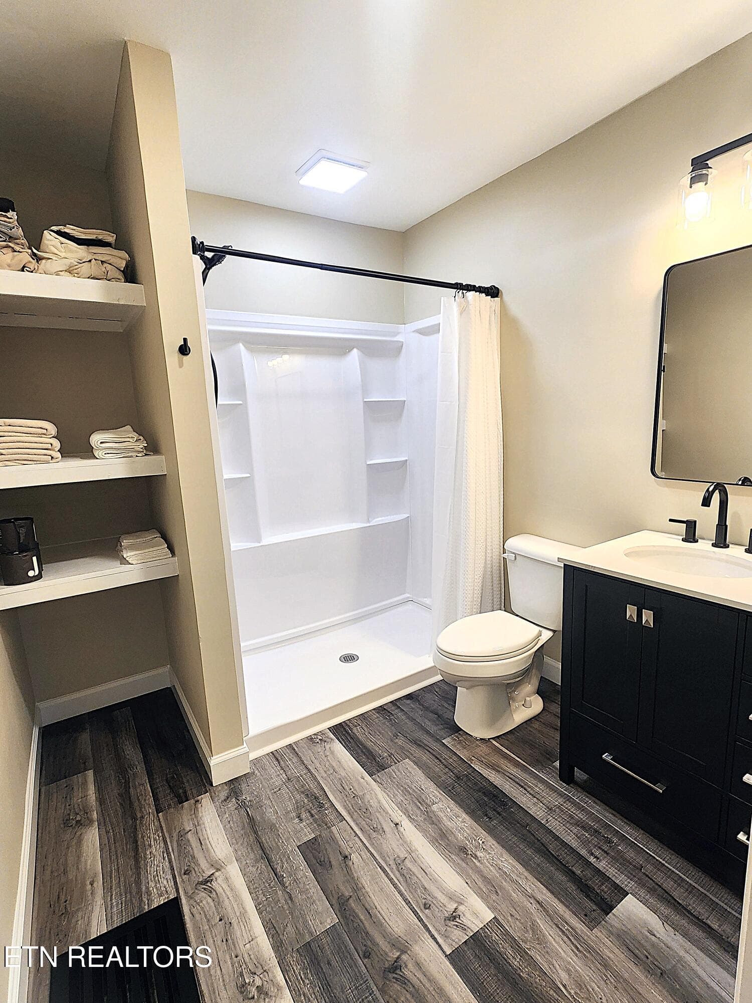 walk-in shower - 1701 Highland Drive, Knoxville, TN 37918, Knoxville