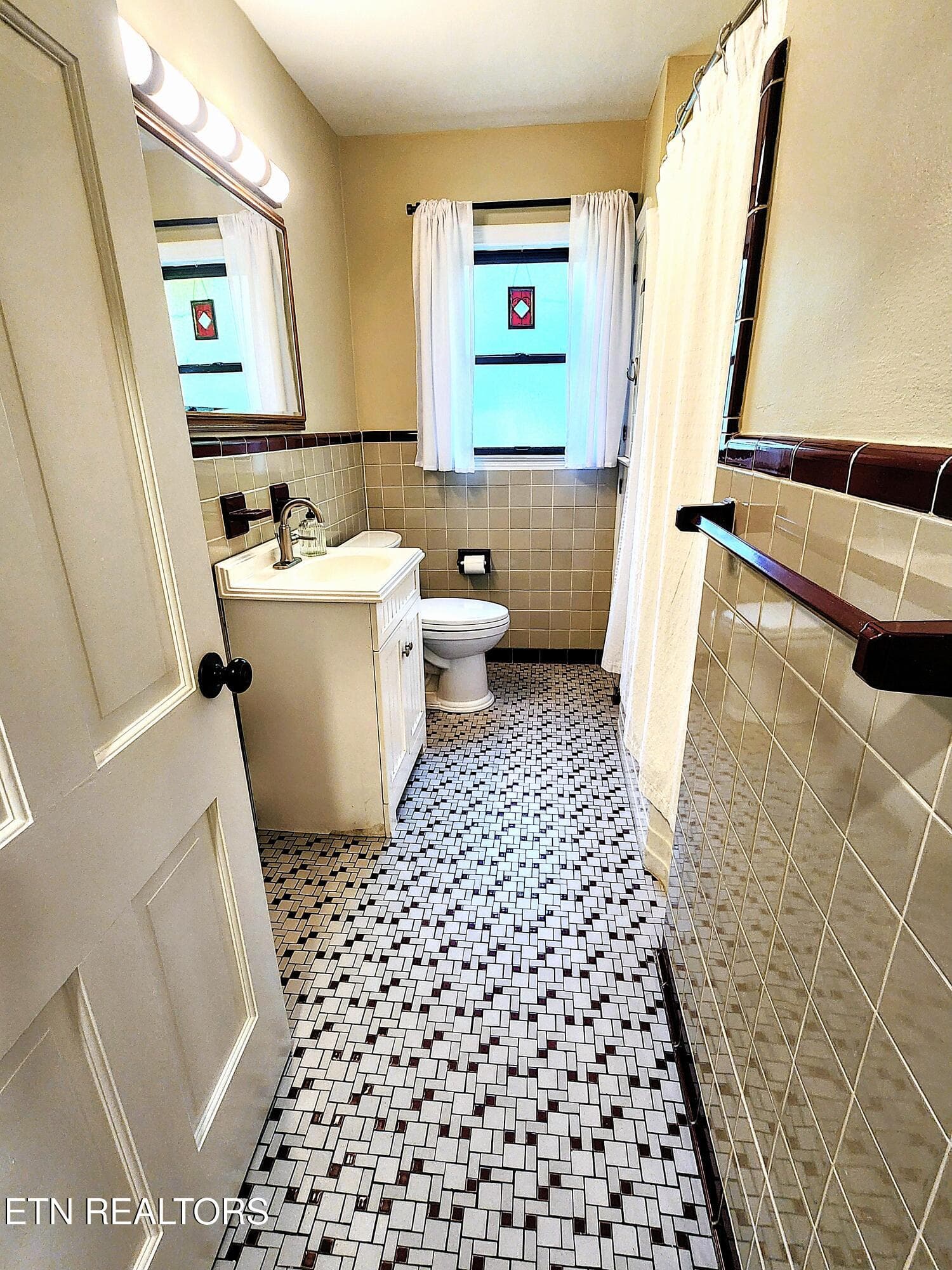 2nd full bath with original tile - 1701 Highland Drive, Knoxville, TN 37918, Knoxville