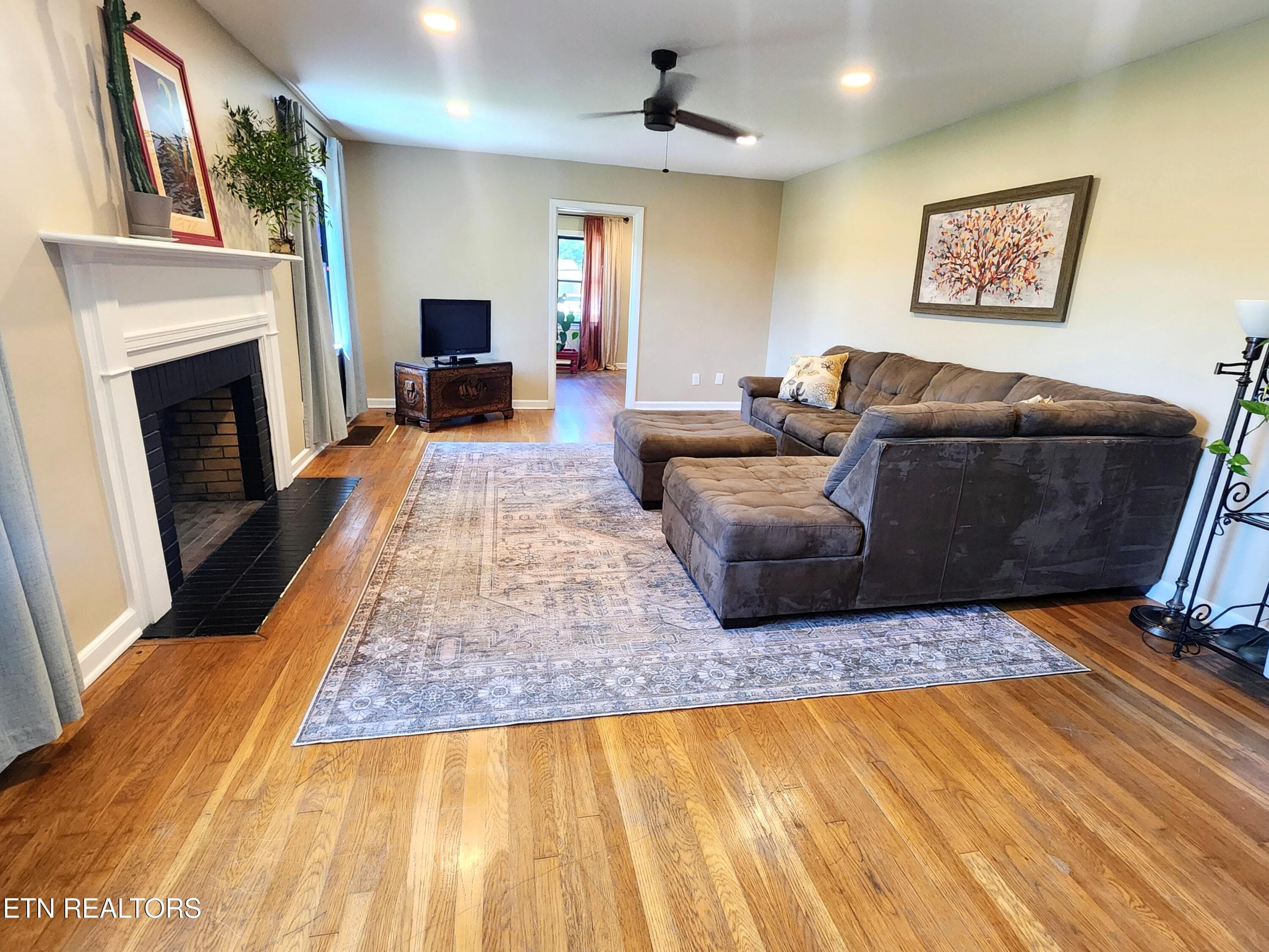 Large living room - 1701 Highland Drive, Knoxville, TN 37918, Knoxville