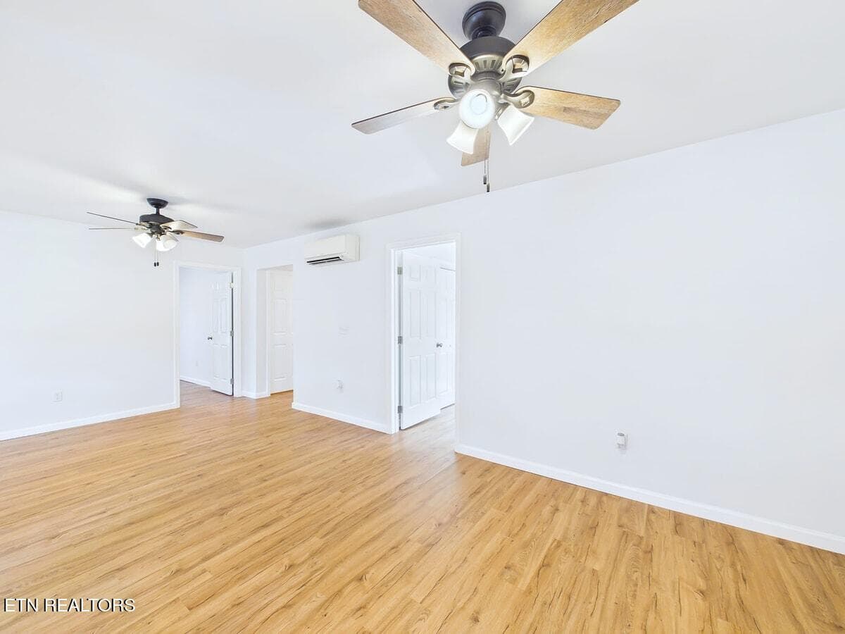 Living Room - 23 E Martin St, Englewood, TN 37329