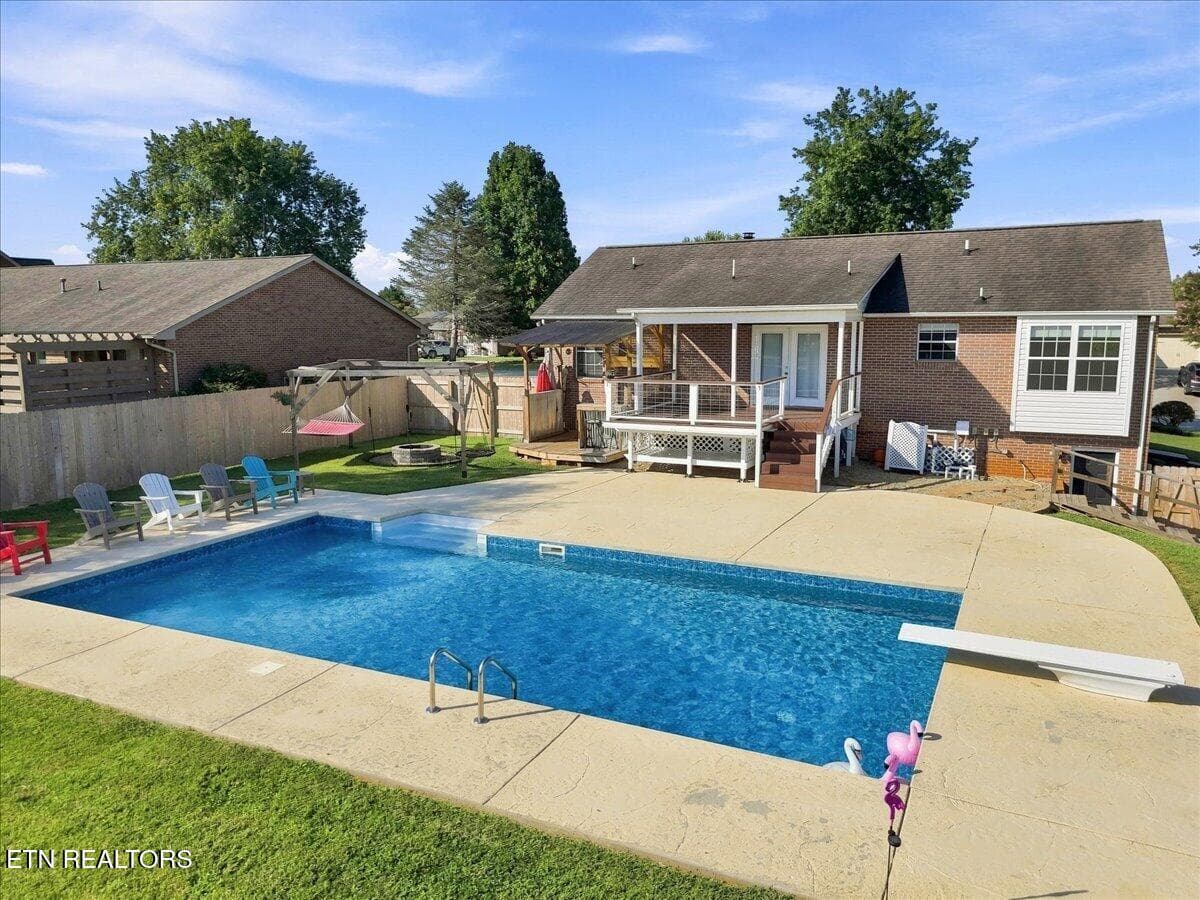 Dive In - 306 Woodsboro Lane, Maryville, TN 37804