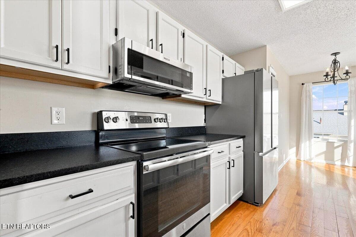 Refrigerator Conveys - 306 Woodsboro Lane, Maryville, TN 37804