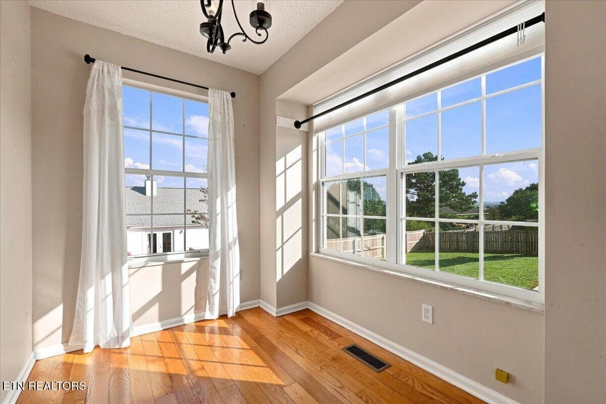 Breakfast/Coffee Nook - 306 Woodsboro Lane, Maryville, TN 37804