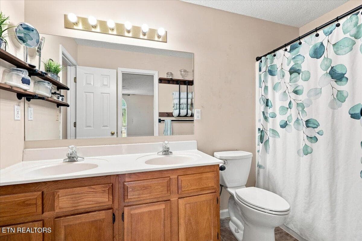 Master Bathroom - 306 Woodsboro Lane, Maryville, TN 37804