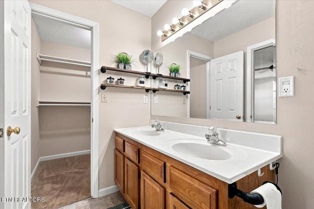 Walk-In Closet - 306 Woodsboro Lane, Maryville, TN 37804