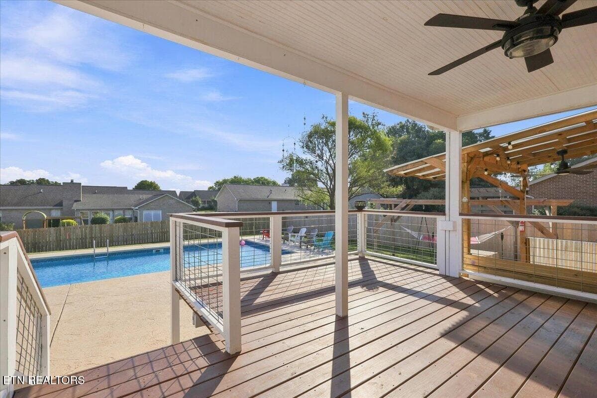 Relax - 306 Woodsboro Lane, Maryville, TN 37804