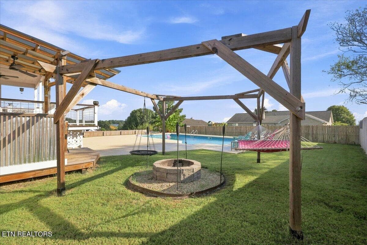 Great Spot to Entertain - 306 Woodsboro Lane, Maryville, TN 37804