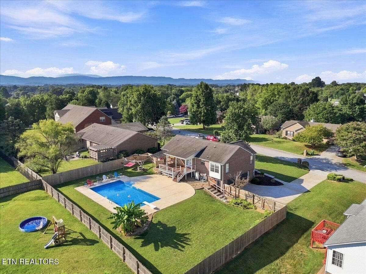 Great Neighborhood - 306 Woodsboro Lane, Maryville, TN 37804