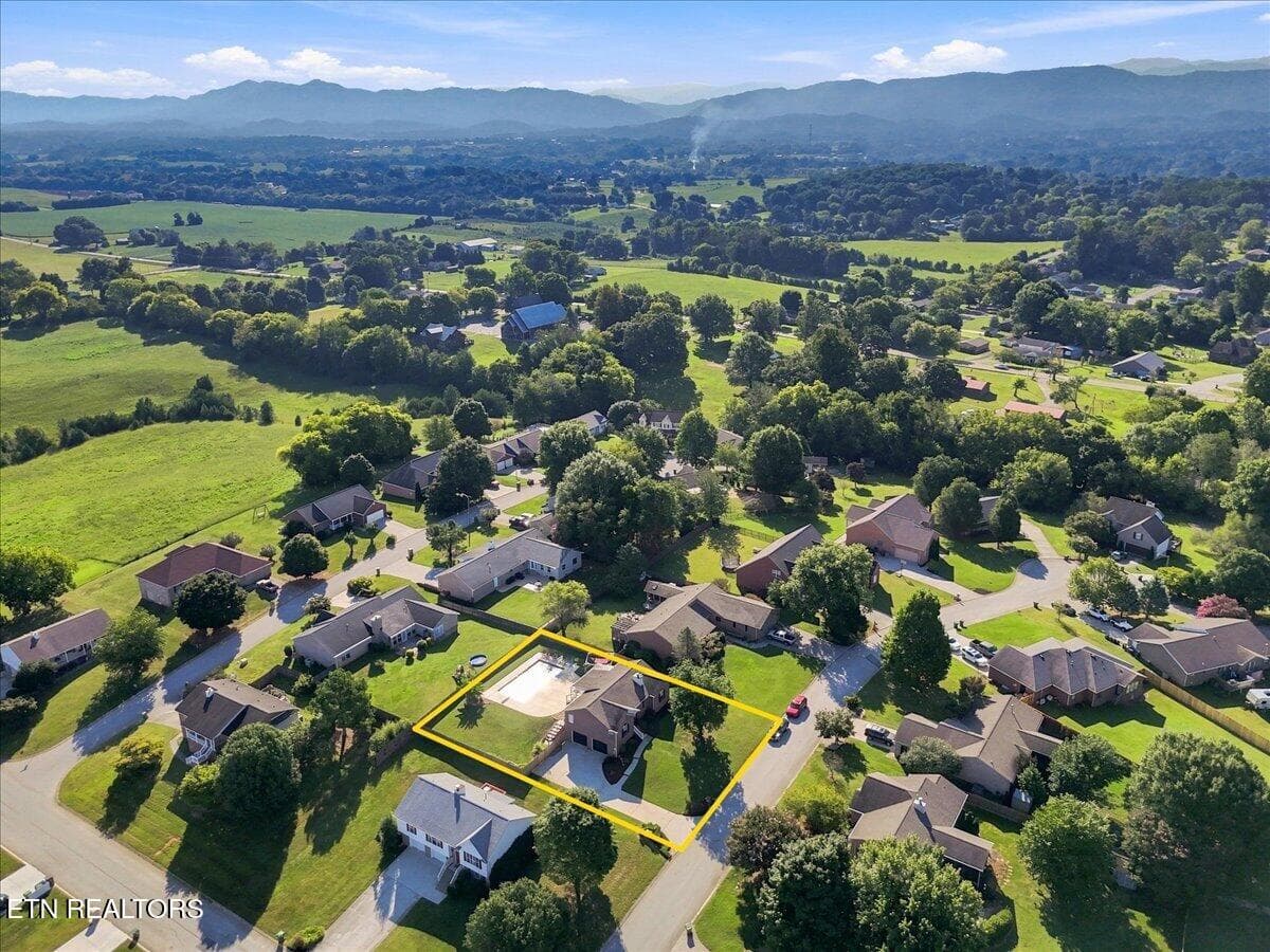 Convenient Location - 306 Woodsboro Lane, Maryville, TN 37804
