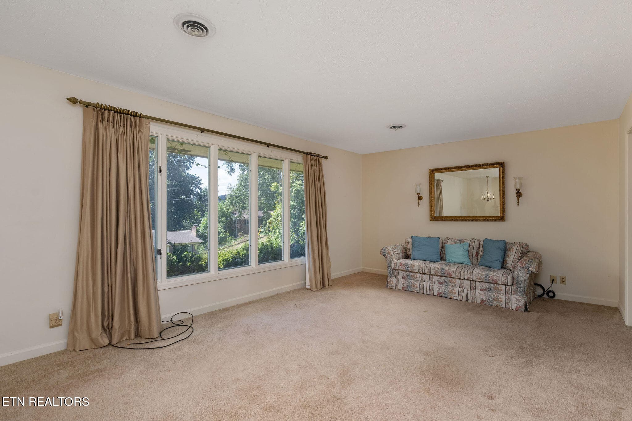 Custom Drapes - 220 Brookfield Drive, Kingsport, TN 37663, Kingsport