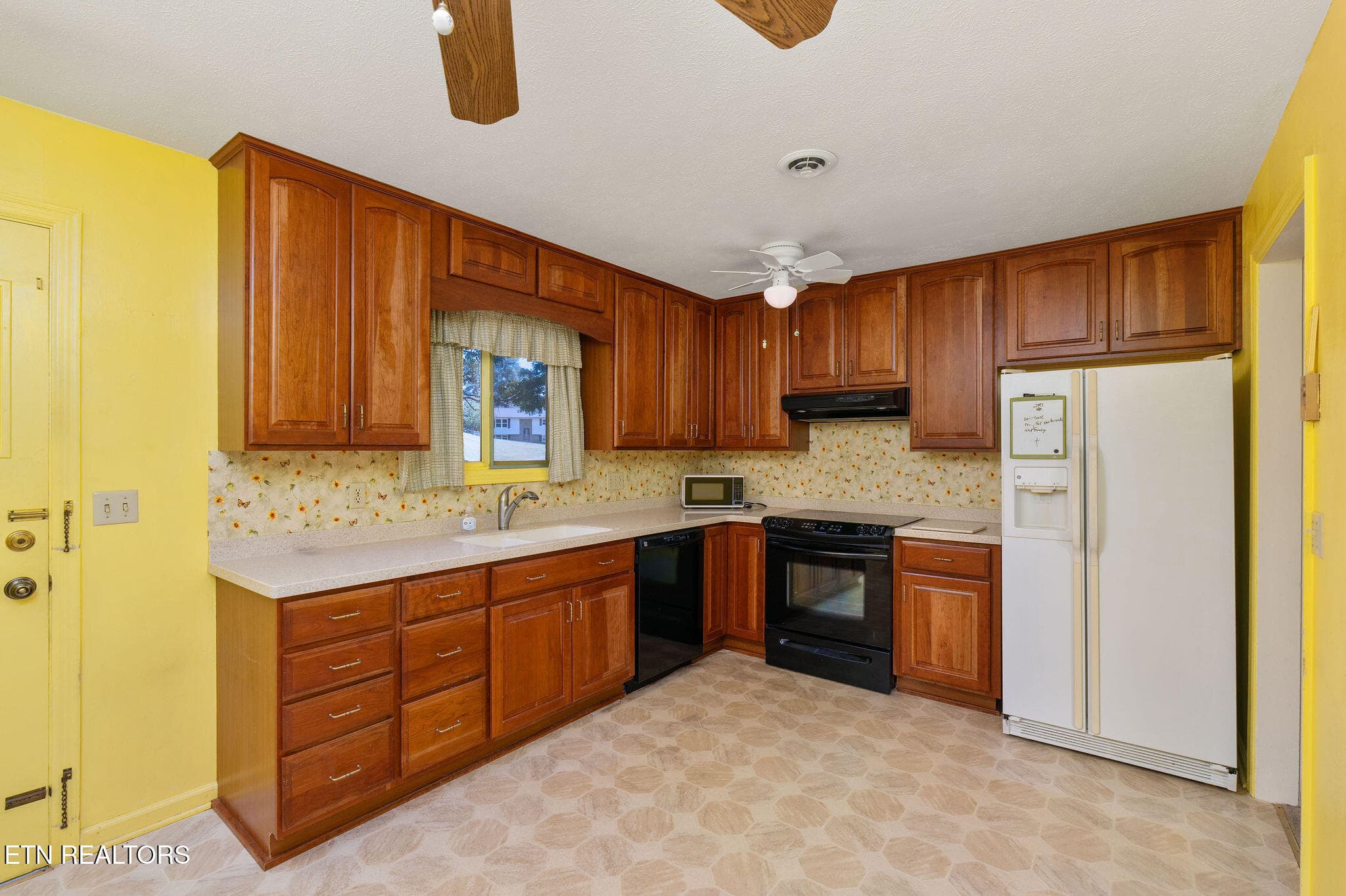 Thoughtfully designed kitchen. - 220 Brookfield Drive, Kingsport, TN 37663, Kingsport