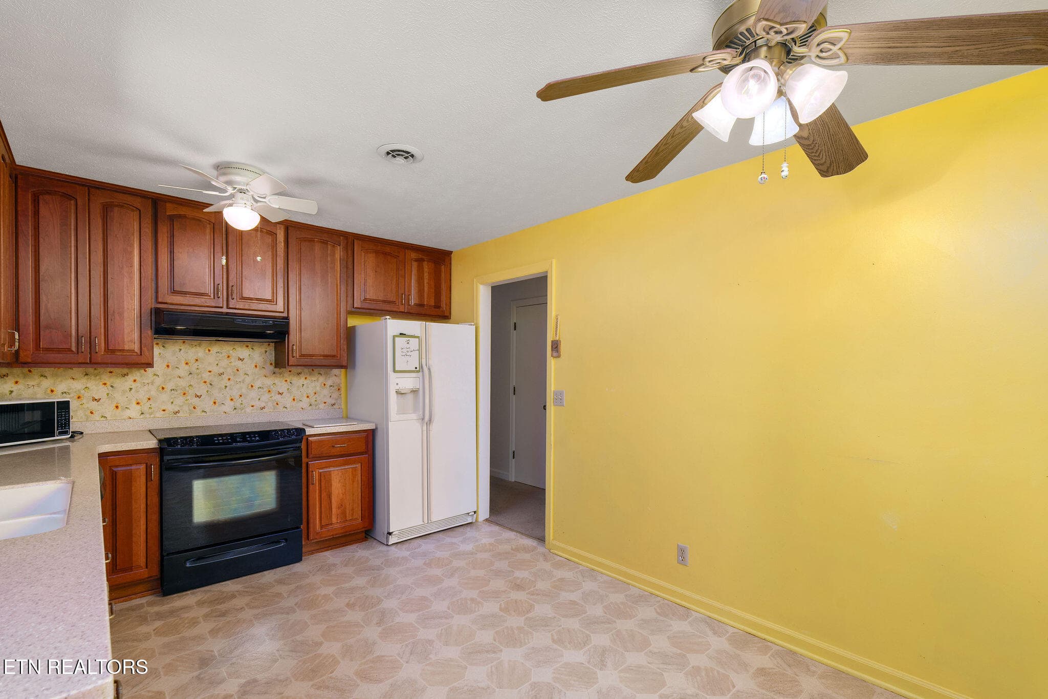 Kitchen to hallway - 220 Brookfield Drive, Kingsport, TN 37663, Kingsport