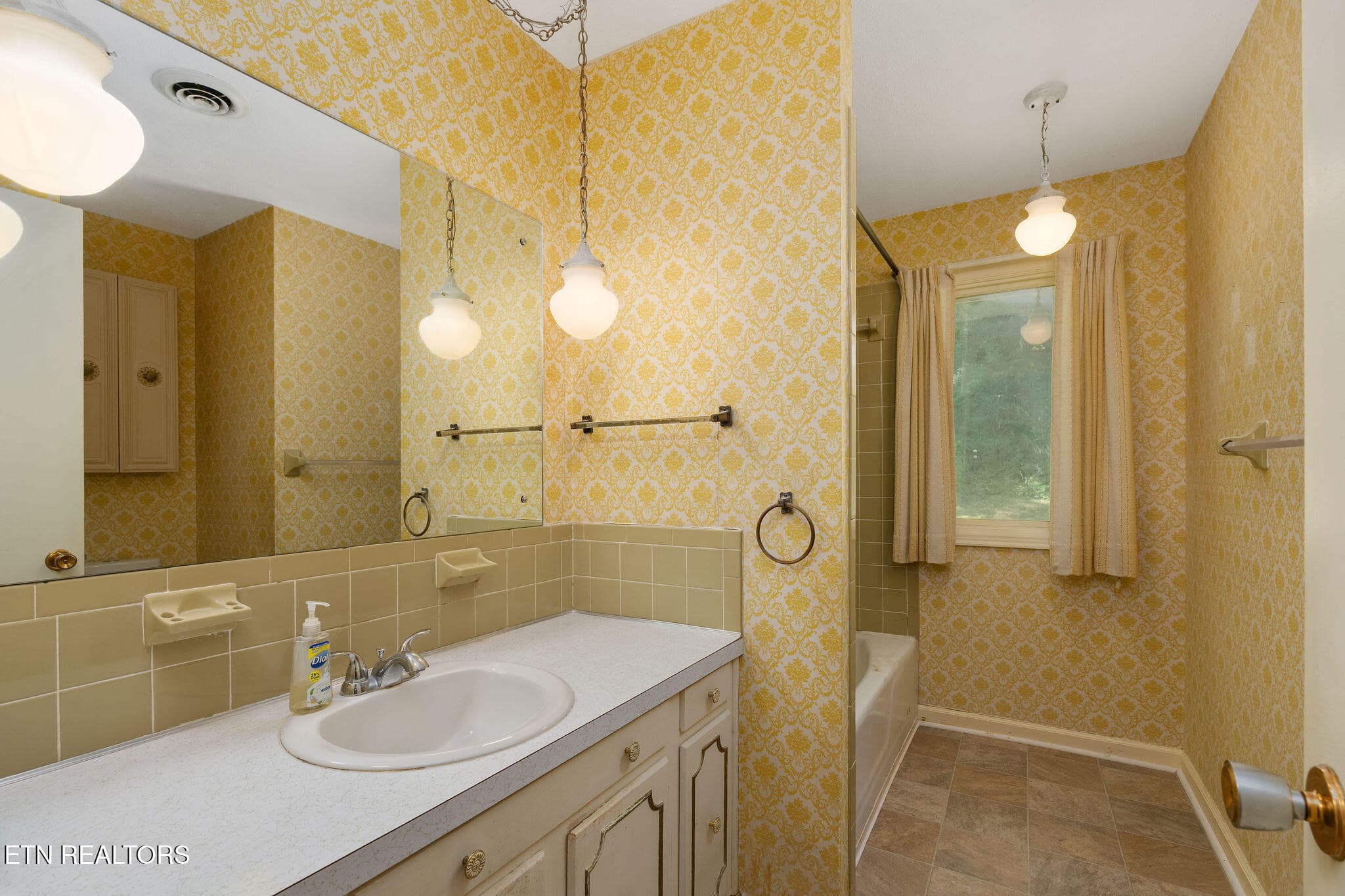 Guest bath-1 - 220 Brookfield Drive, Kingsport, TN 37663, Kingsport