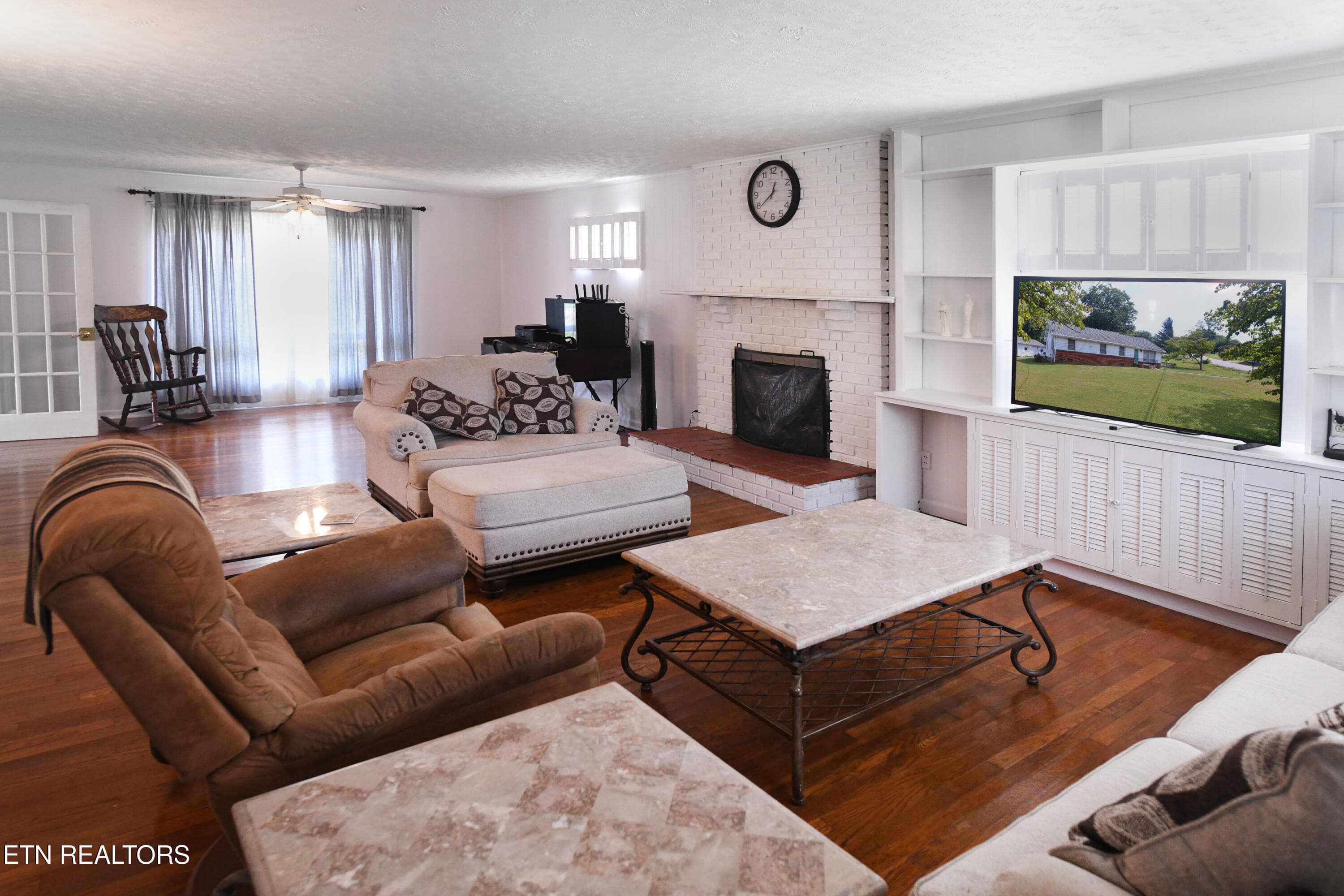 Great Room/Built-In Bookshelves - 600 Glenoaks Drive, Knoxville, TN 37912, Knoxville