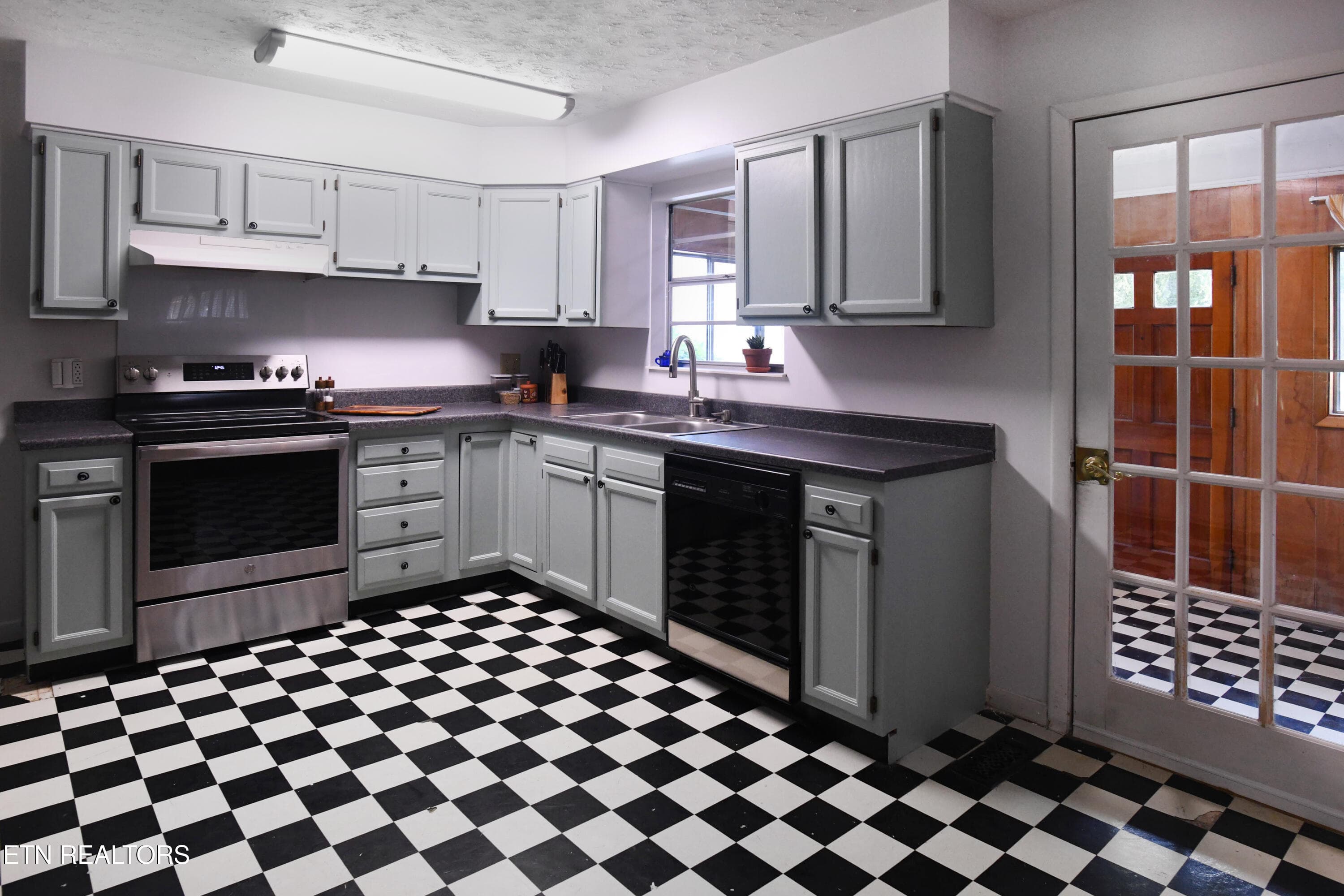 Kitchen w/ Door to Sunroom - 600 Glenoaks Drive, Knoxville, TN 37912, Knoxville
