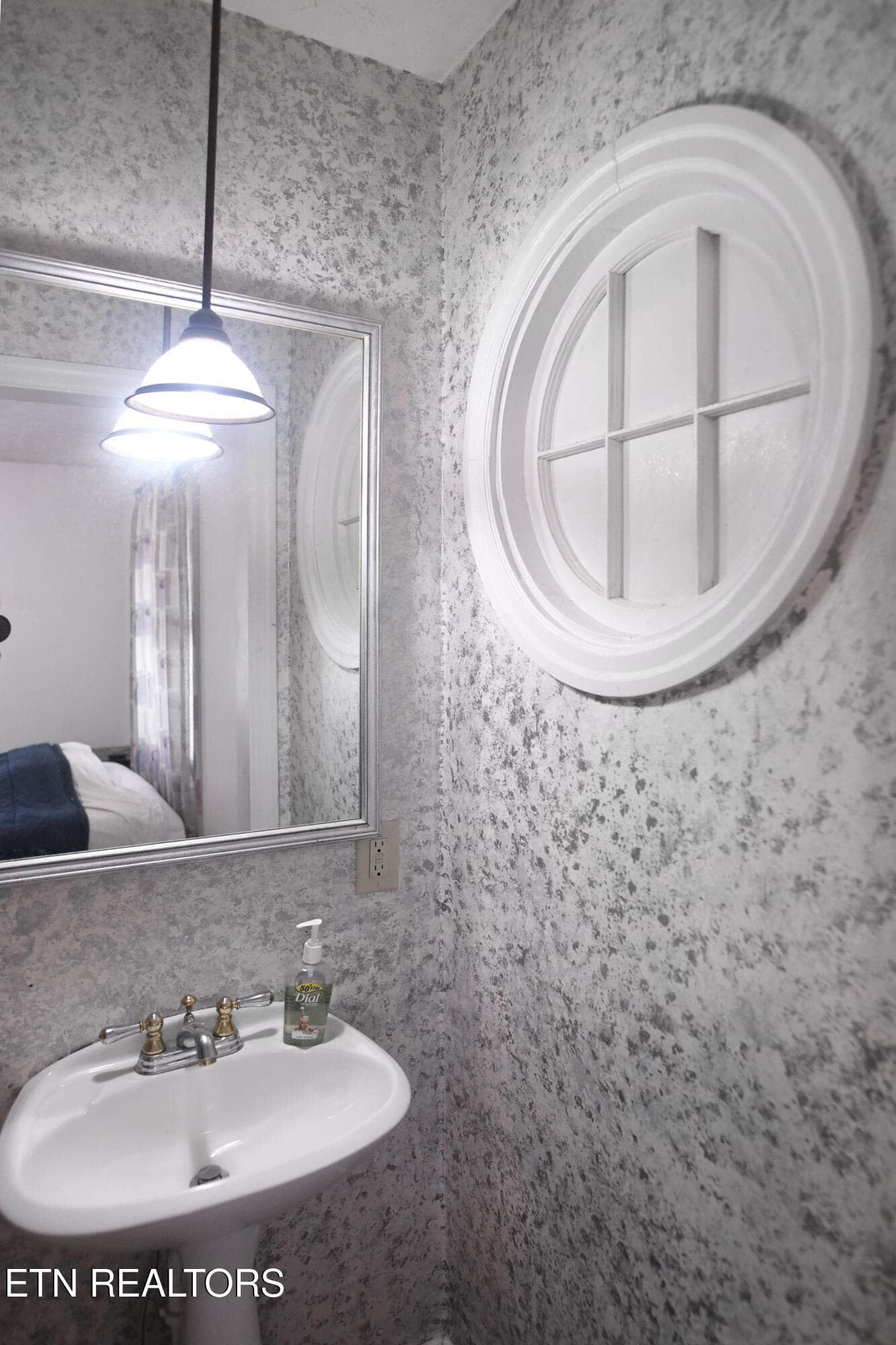 Half Bath/Master - 600 Glenoaks Drive, Knoxville, TN 37912, Knoxville