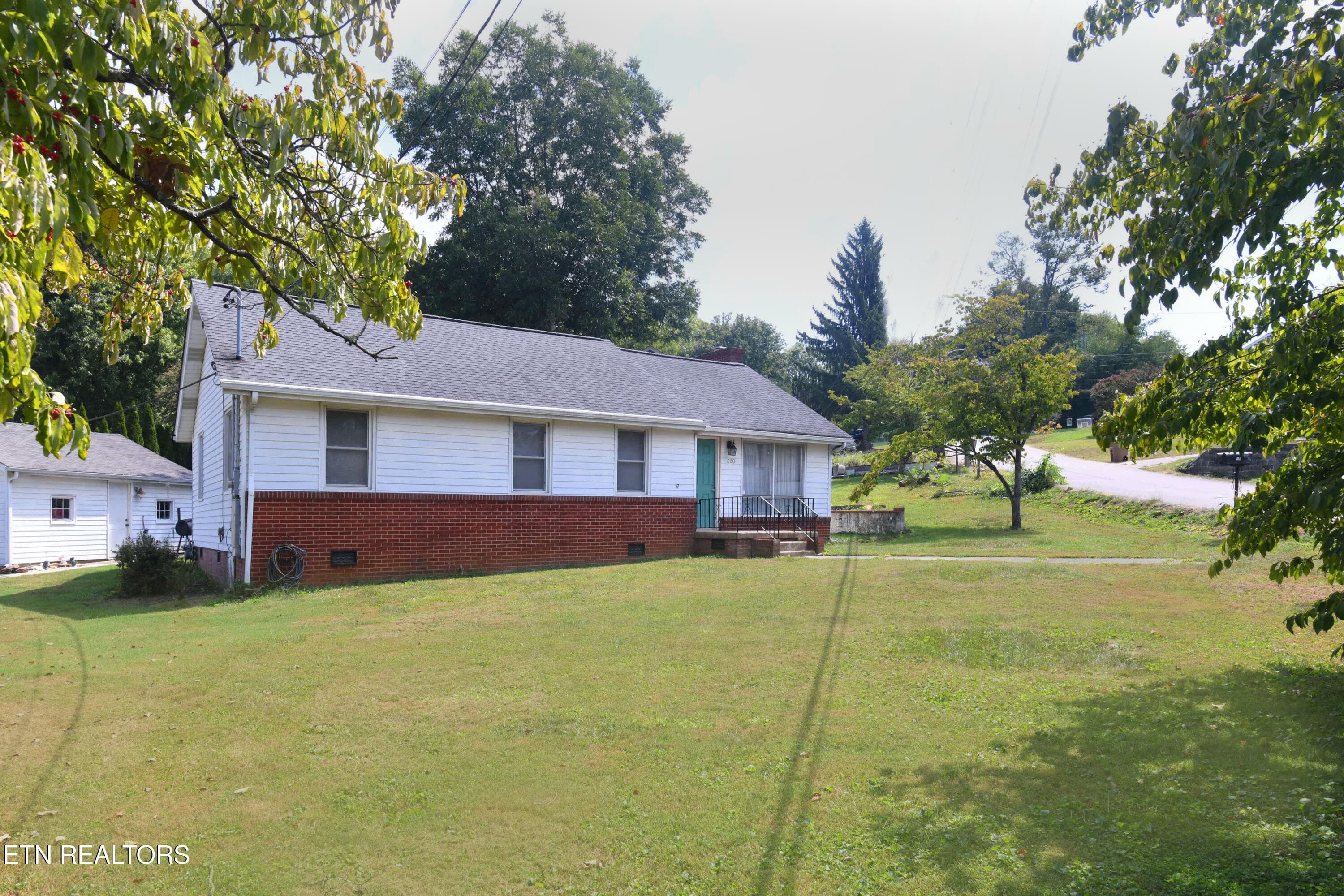 Level Front Lawn - 600 Glenoaks Drive, Knoxville, TN 37912, Knoxville