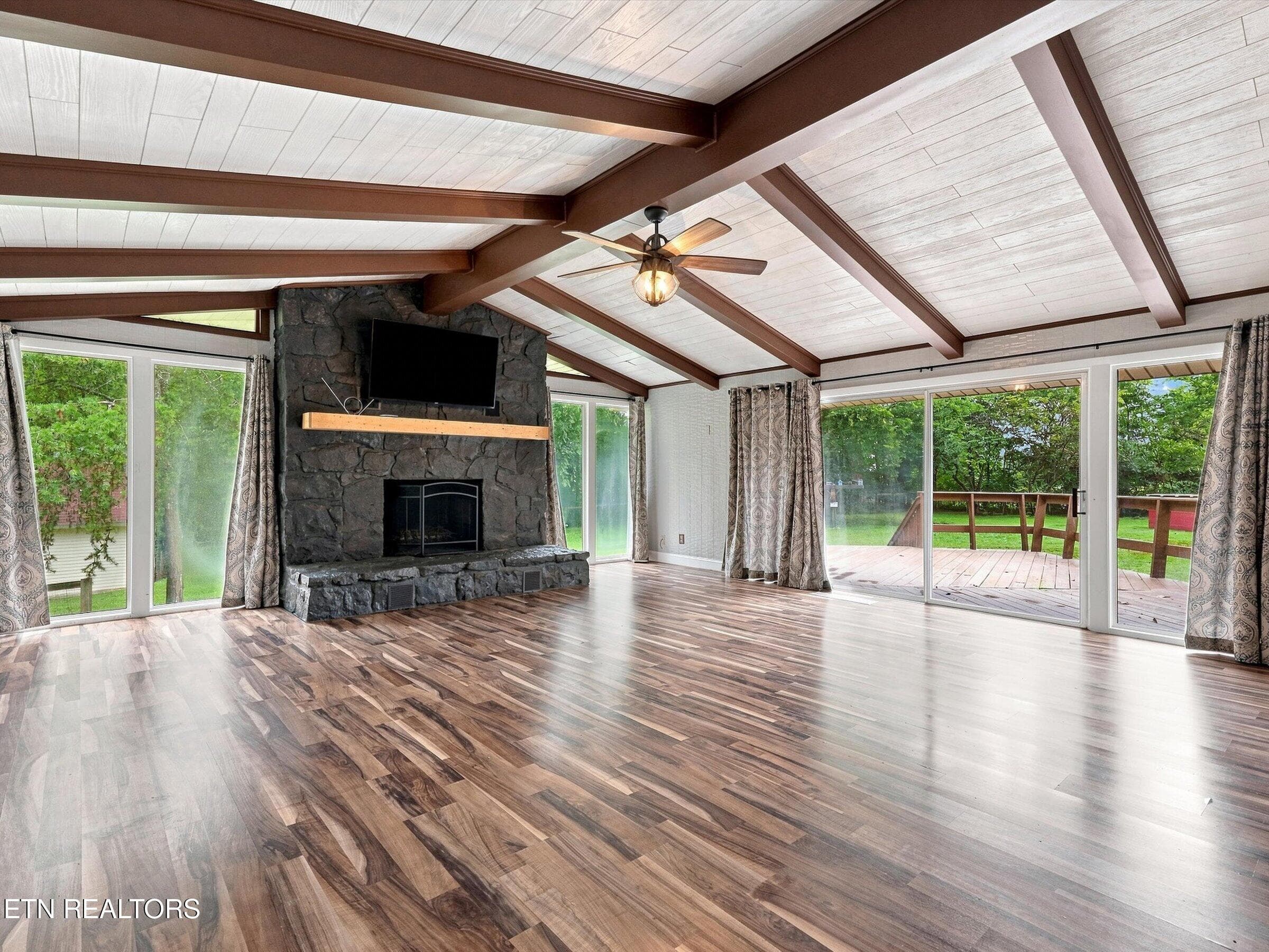 13-007_1I2A7492_with_tv - 3215 Tuckaleechee Pike, Maryville, TN 37803