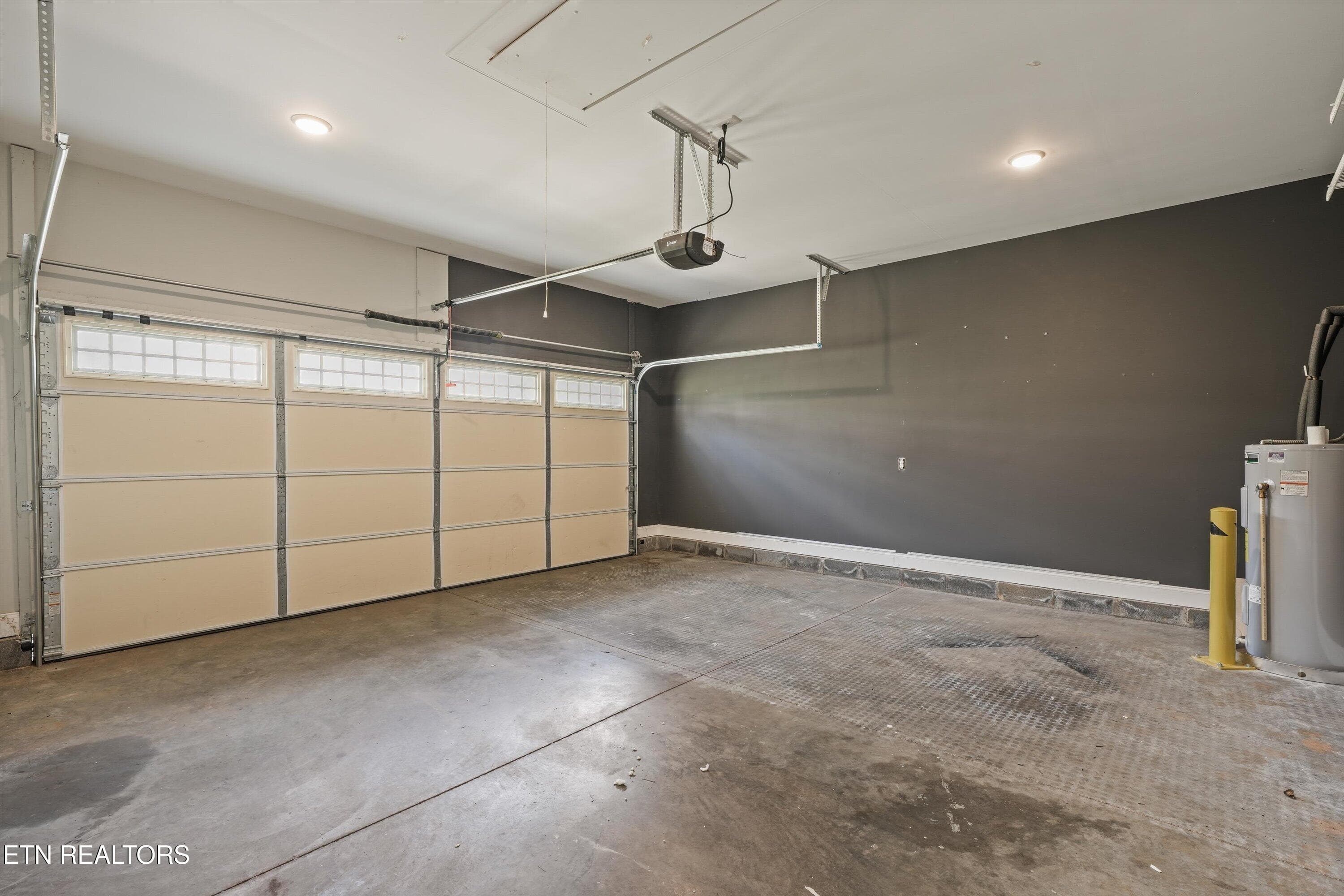Garage - 2000 Country Brook Lane, Knoxville, TN 37921, Knoxville