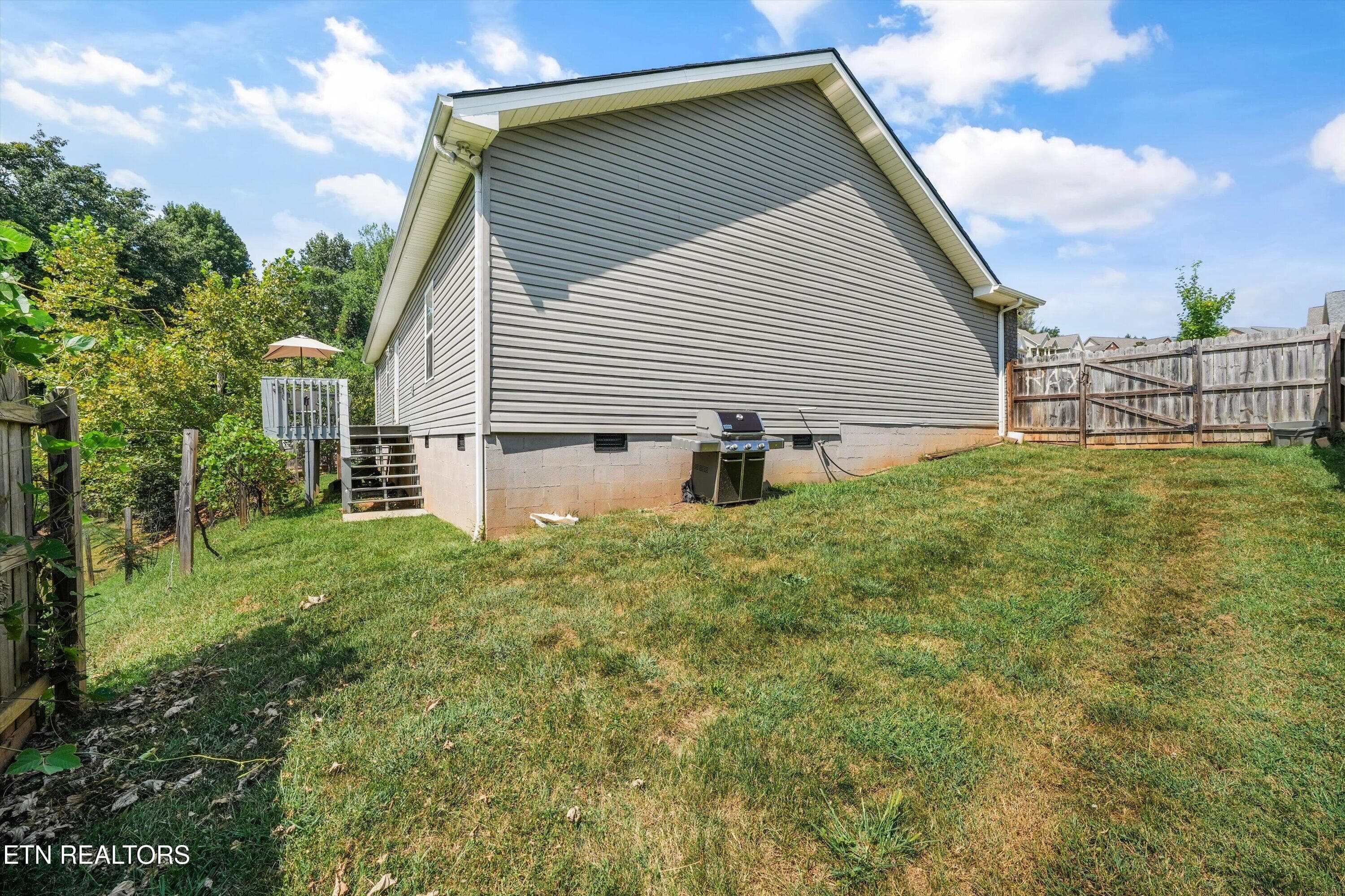 Side Yard - 2000 Country Brook Lane, Knoxville, TN 37921, Knoxville