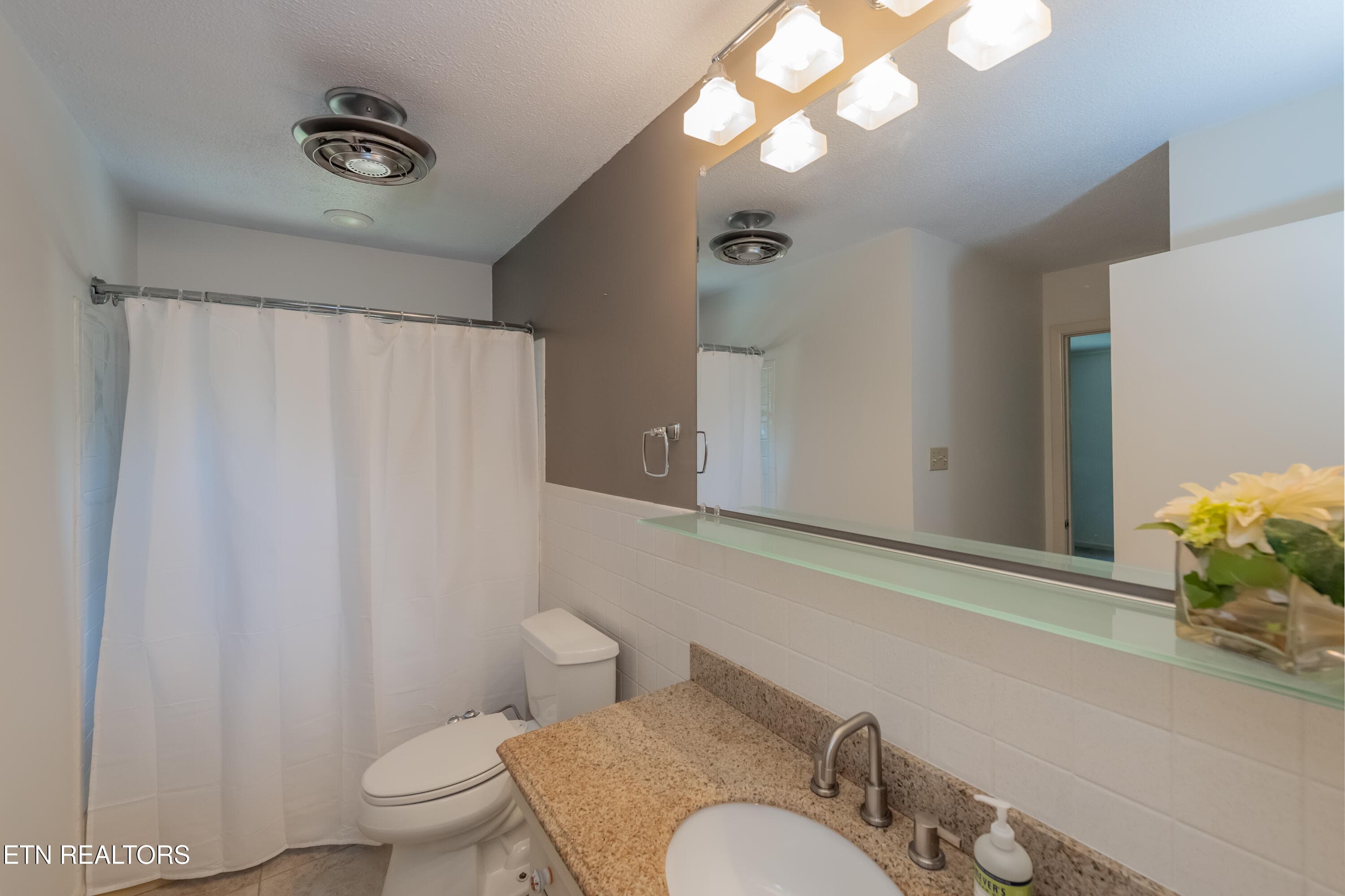 Main level bathroom - 11904 W Kingsgate Rd 2, Knoxville, TN 37934