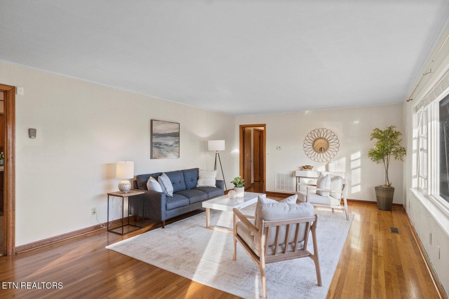 128 Scott St. -Living room - 128 NE Scott St, Charleston, TN 37310