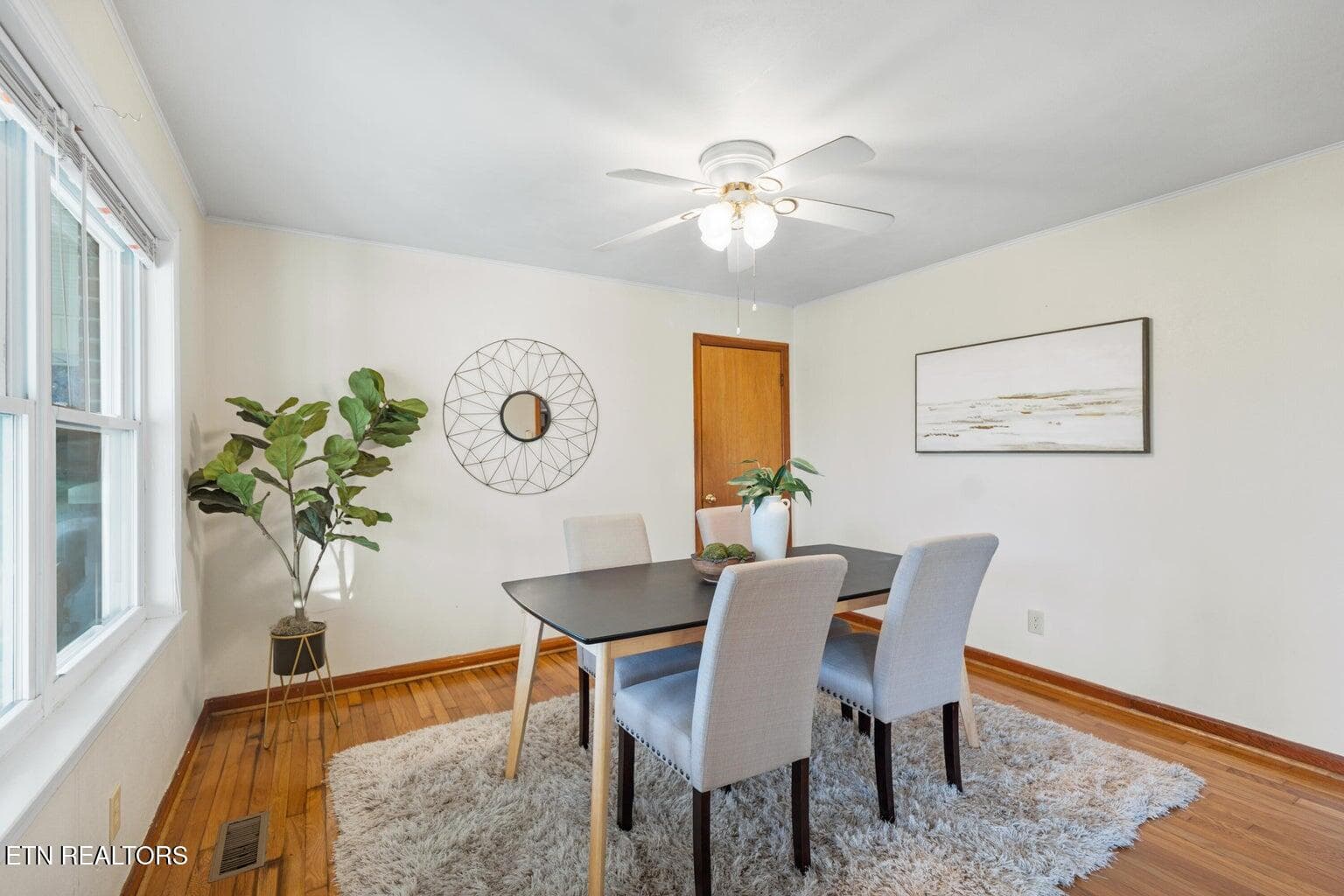 Dining room 1 - 128 NE Scott St, Charleston, TN 37310