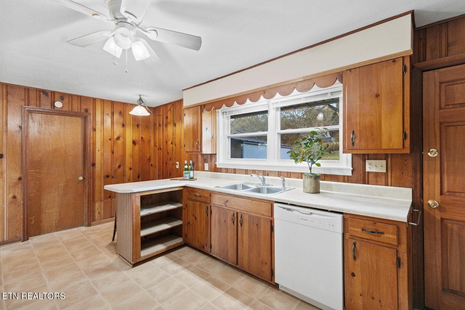 kitchen 5 - 128 NE Scott St, Charleston, TN 37310