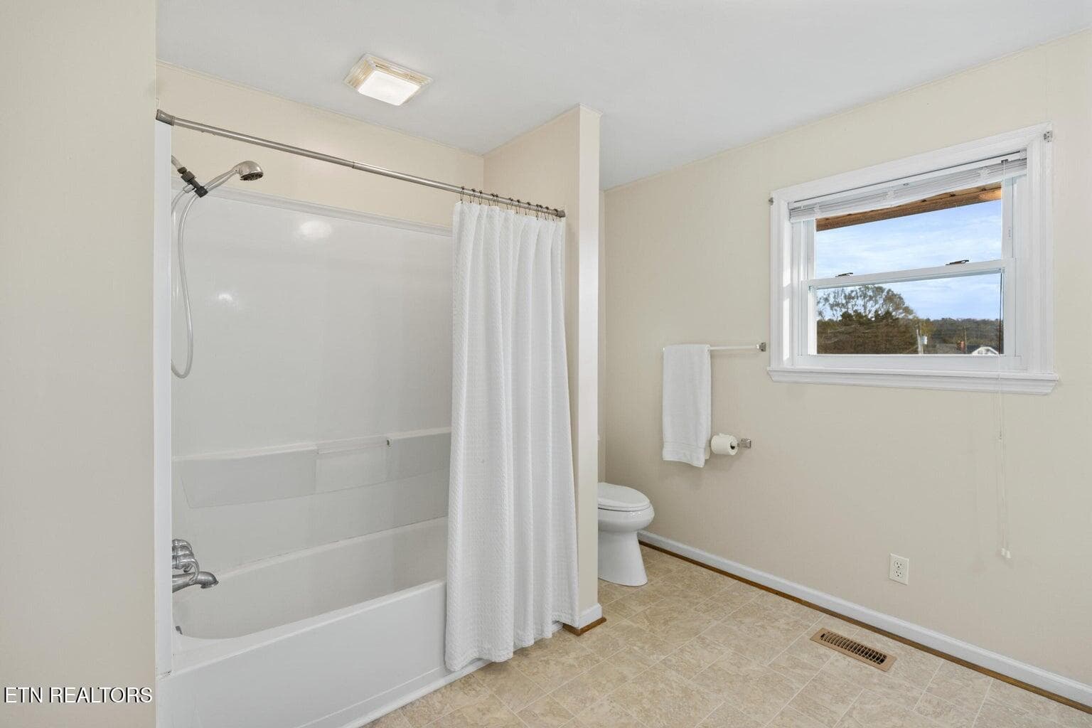 Guest bathroom 1 - 128 NE Scott St, Charleston, TN 37310