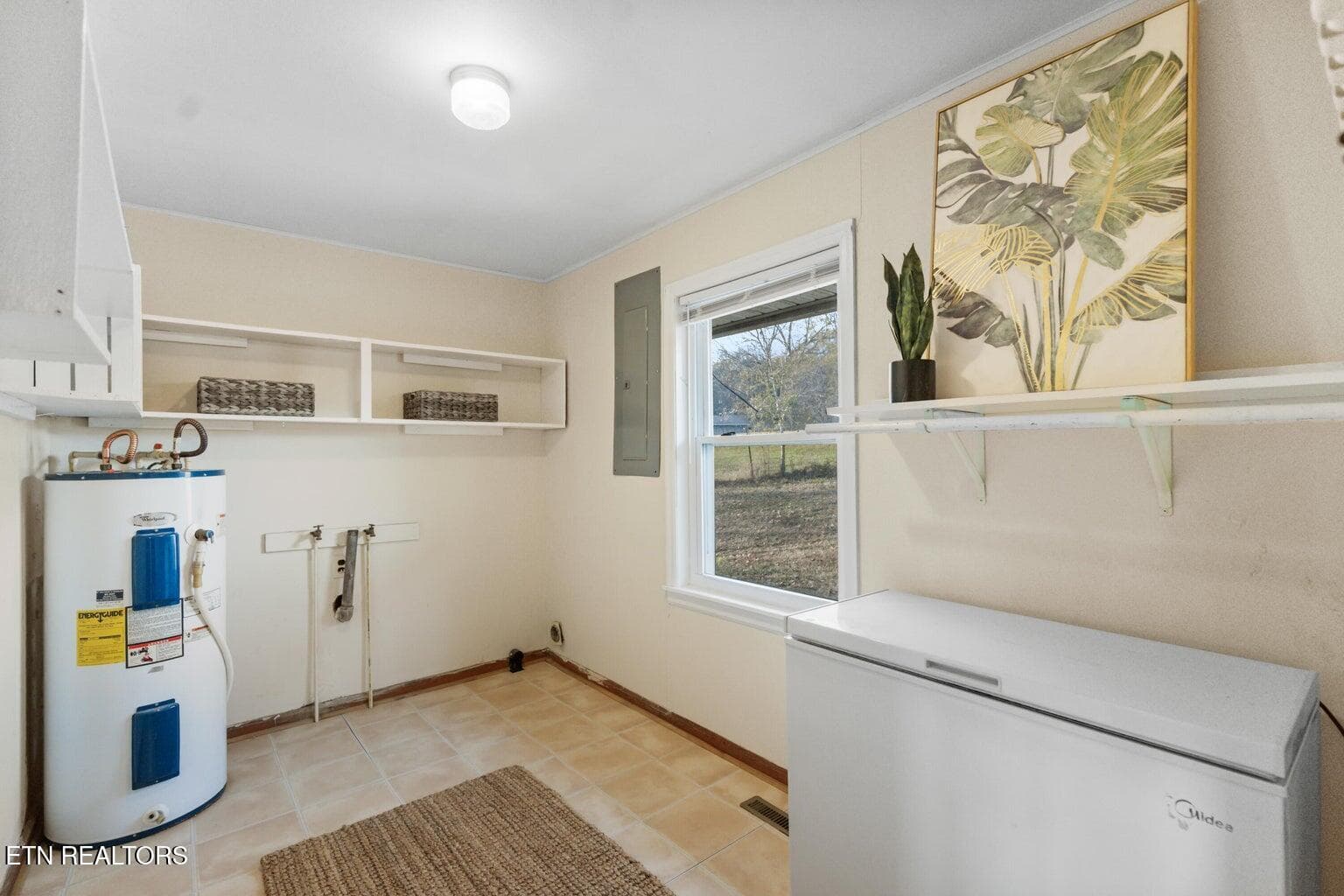 Laundry room - 128 NE Scott St, Charleston, TN 37310