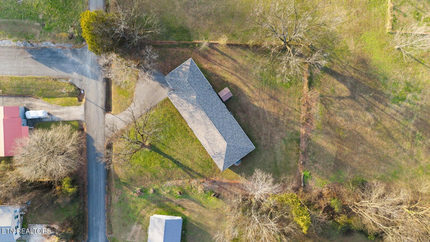 Roof perspective - 128 NE Scott St, Charleston, TN 37310