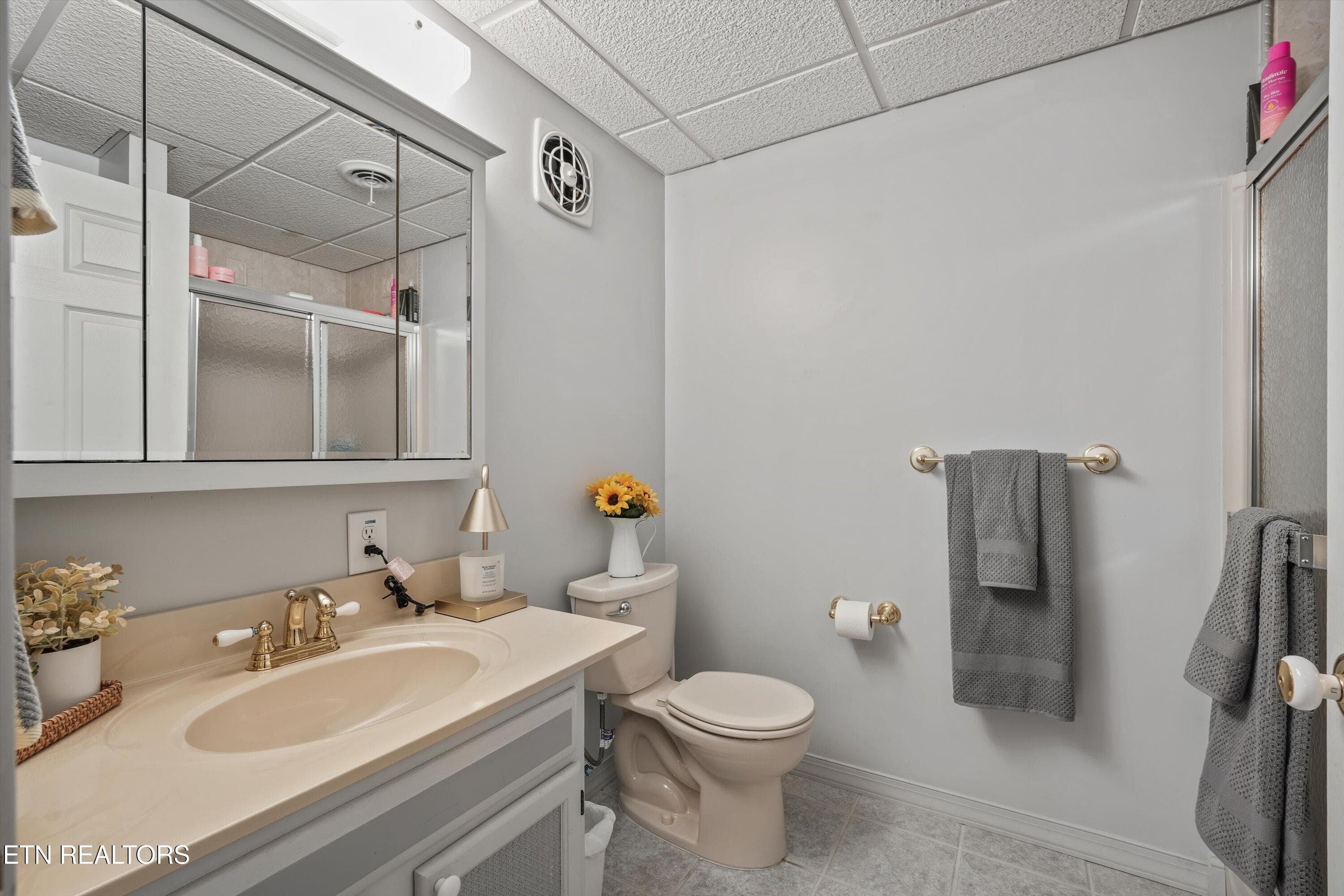 Downstairs Full Bath - 7314 Glastonbury Rd, Knoxville, TN 37931