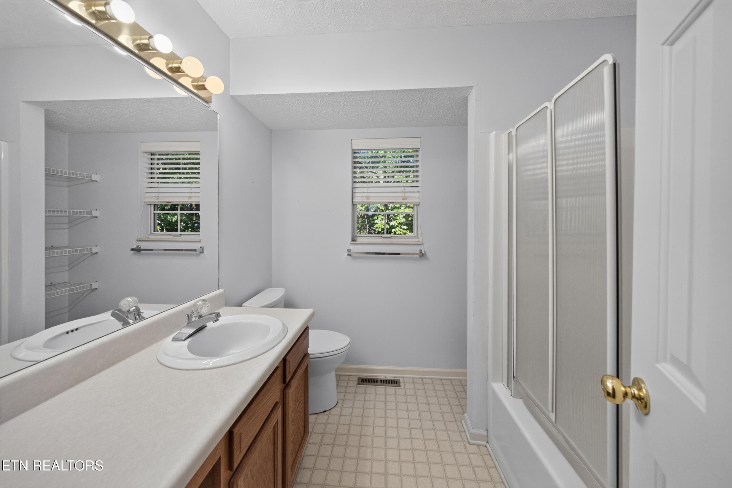 Guest Bathroom - 1428 Pine Springs Rd, Knoxville, TN 37922