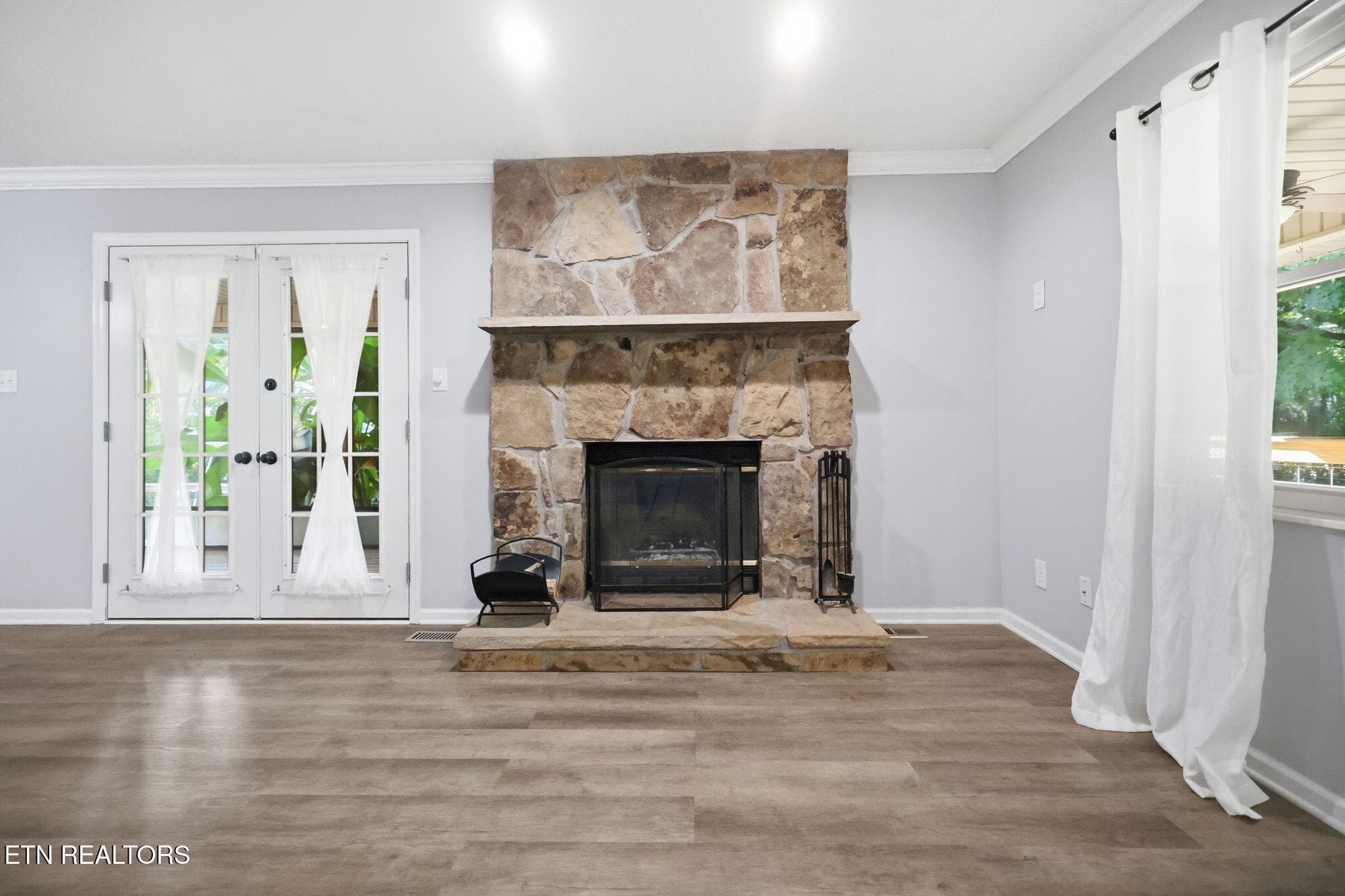 Front LR w LVP Flooring - 7524 Inverrary Circle, Knoxville, TN 37918