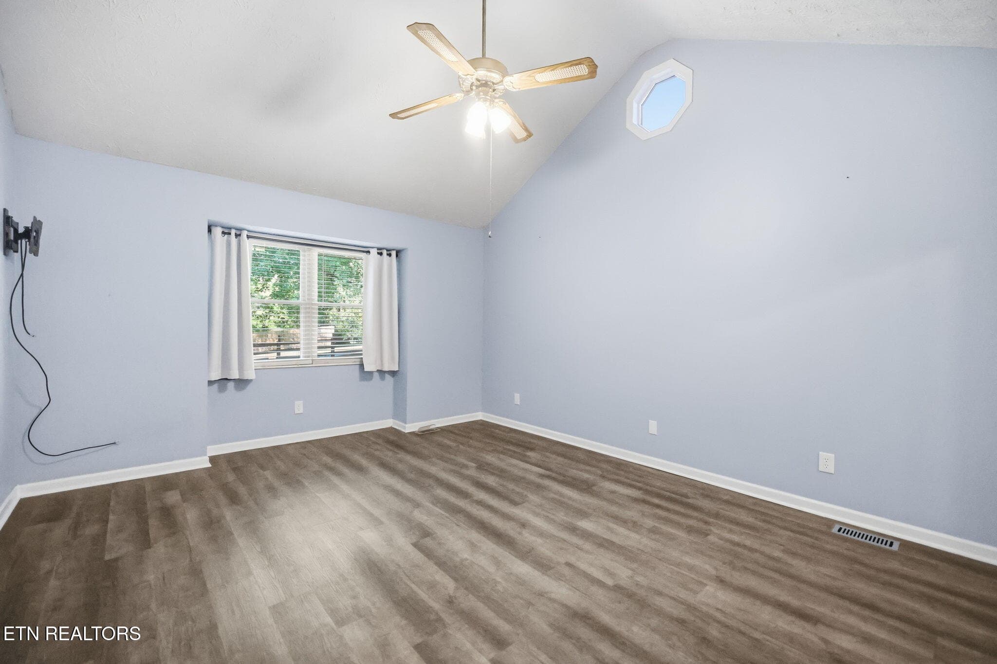 Huge Master w Cathedral Ceiing - 7524 Inverrary Circle, Knoxville, TN 37918