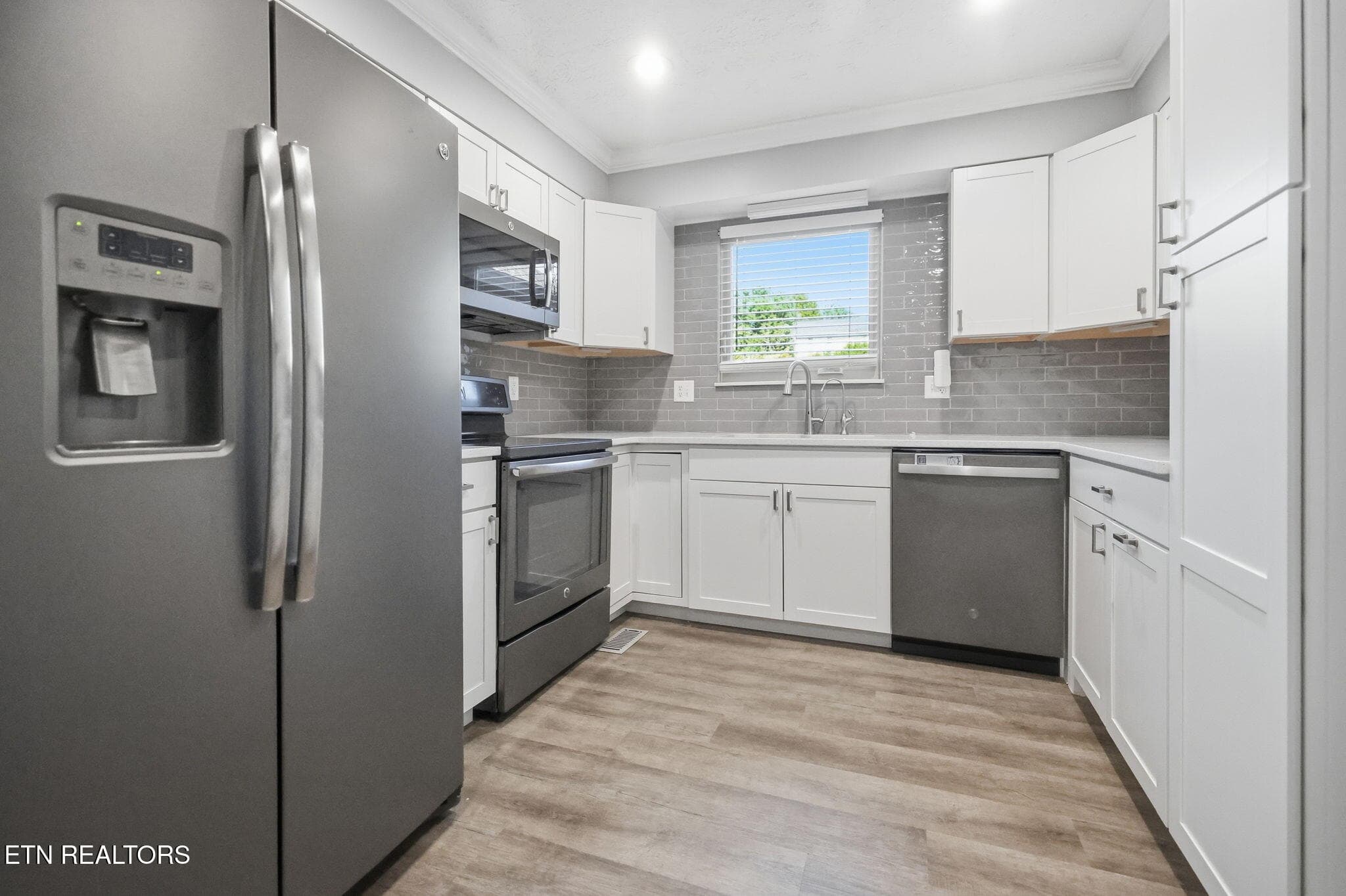 Stainless App w quartz counters - 7524 Inverrary Circle, Knoxville, TN 37918
