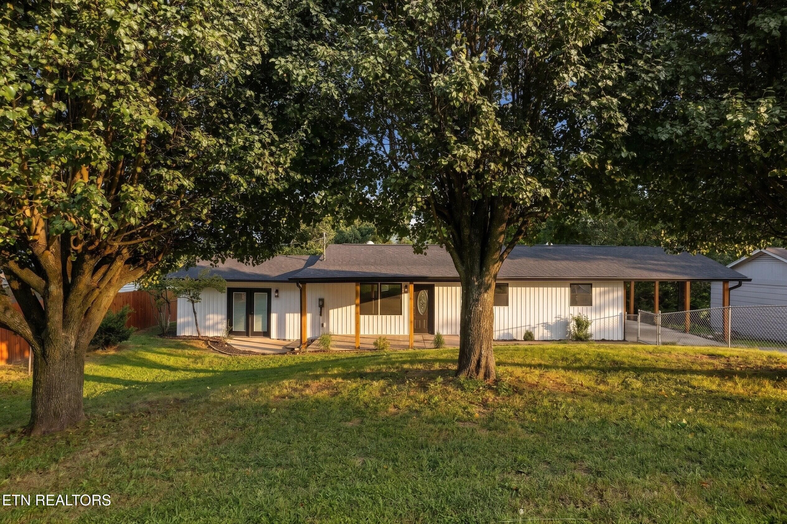 3-print-stylized-DZ3A1638 - 2004 Flagler Rd, Knoxville, TN 37912
