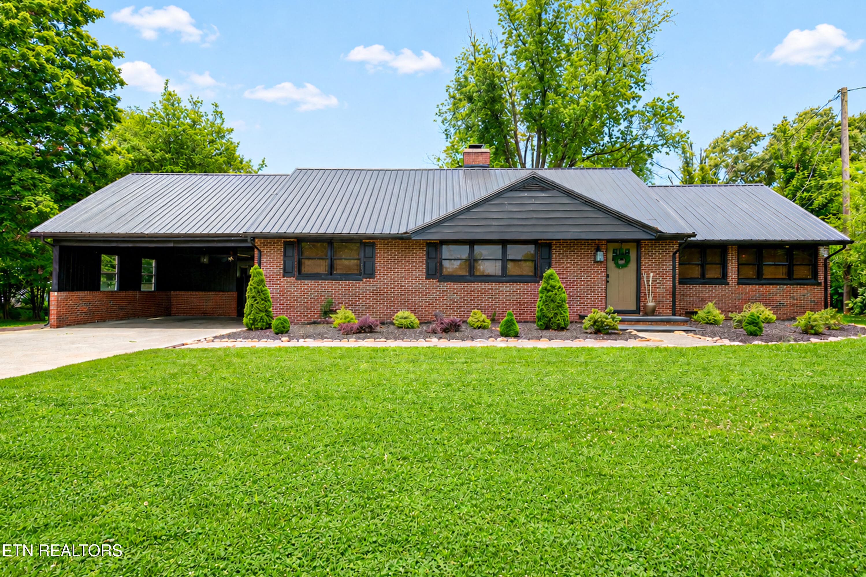 2003 Old Niles Ferry Rd, Maryville, TN 37803