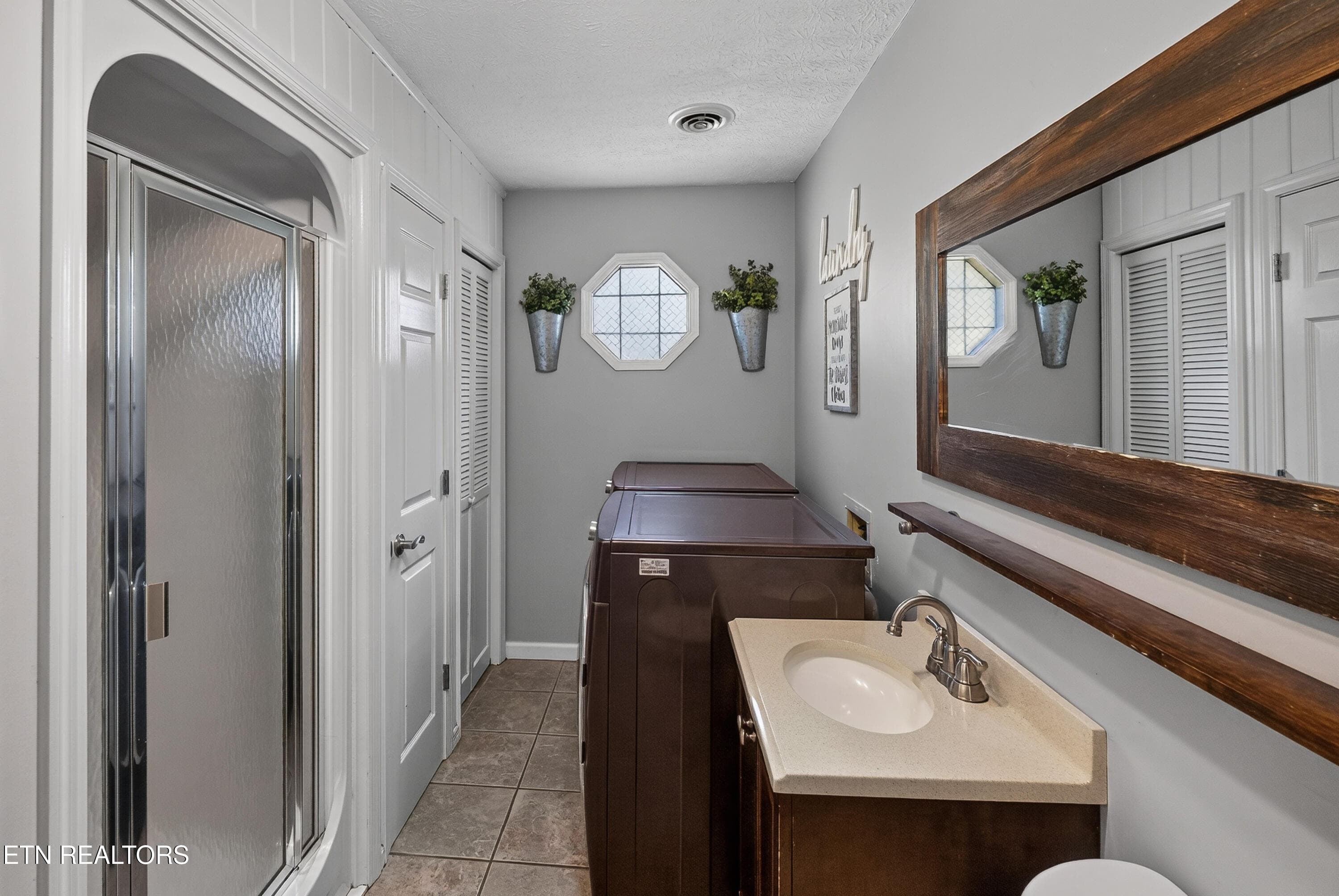 Laundry - 12516 Pony Express Drive, Knoxville, TN 37934, Knoxville