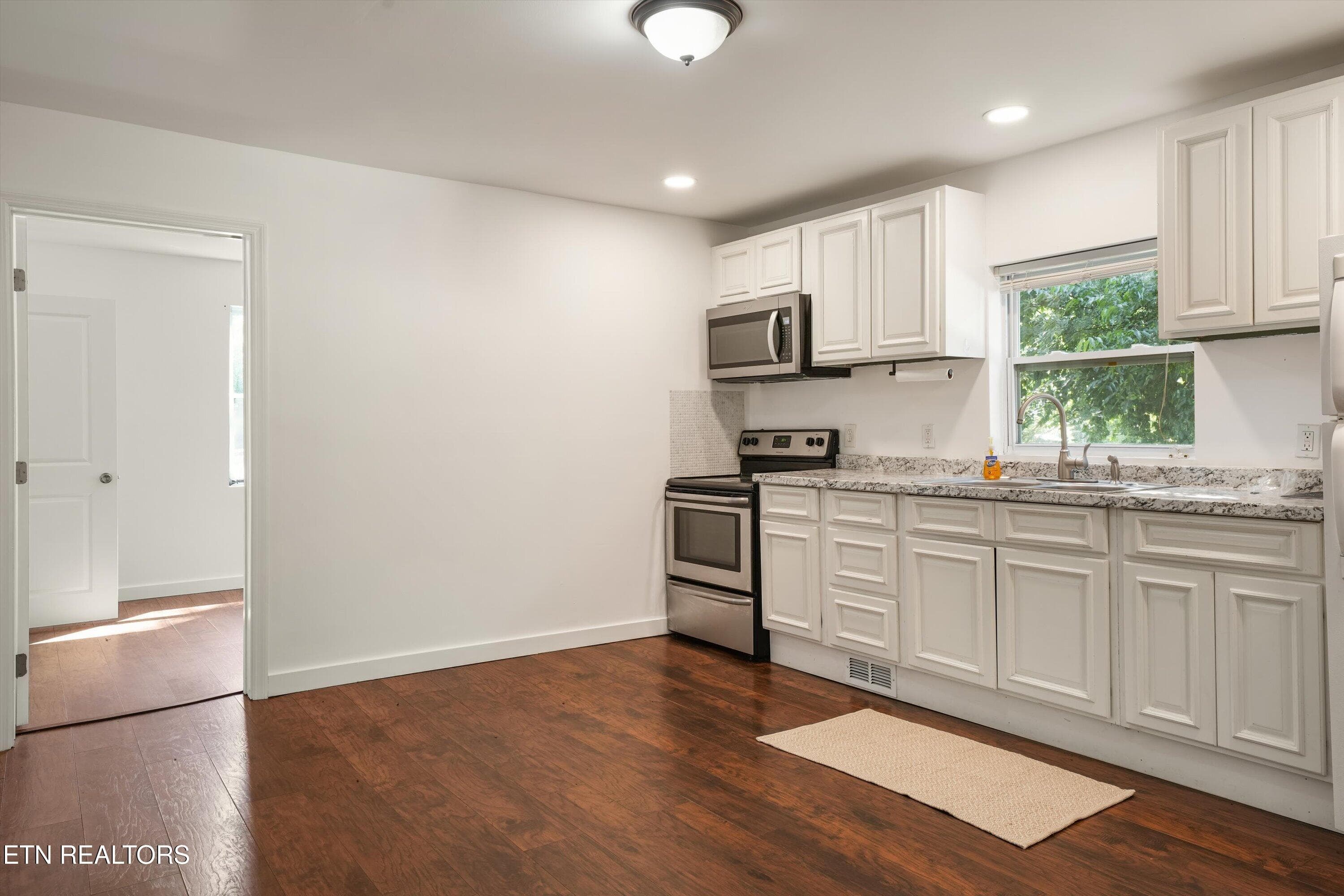 Kitchen - 1760 McClung Ave, Knoxville, TN 37920, Knoxville