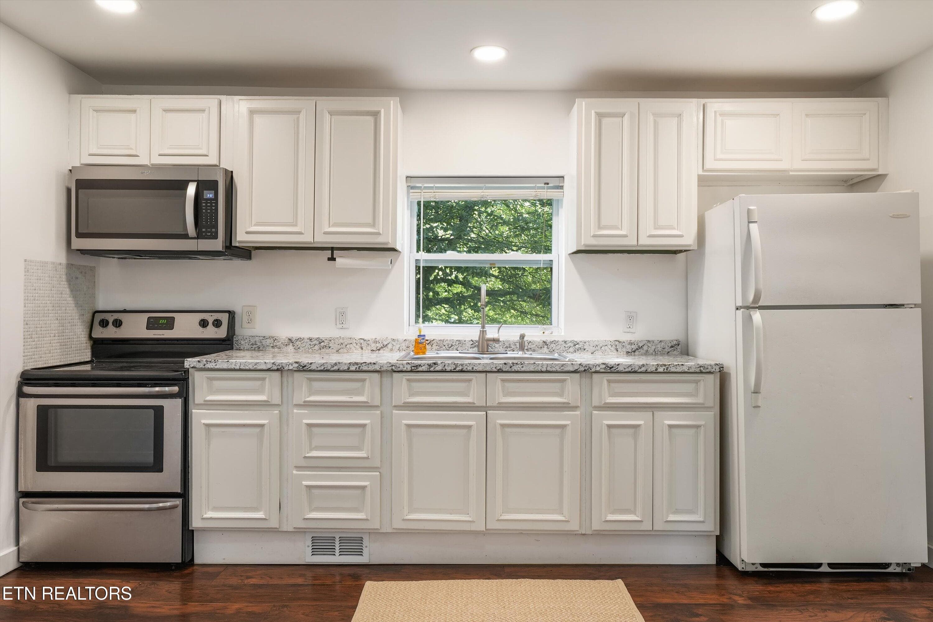 Kitchen - 1760 McClung Ave, Knoxville, TN 37920, Knoxville