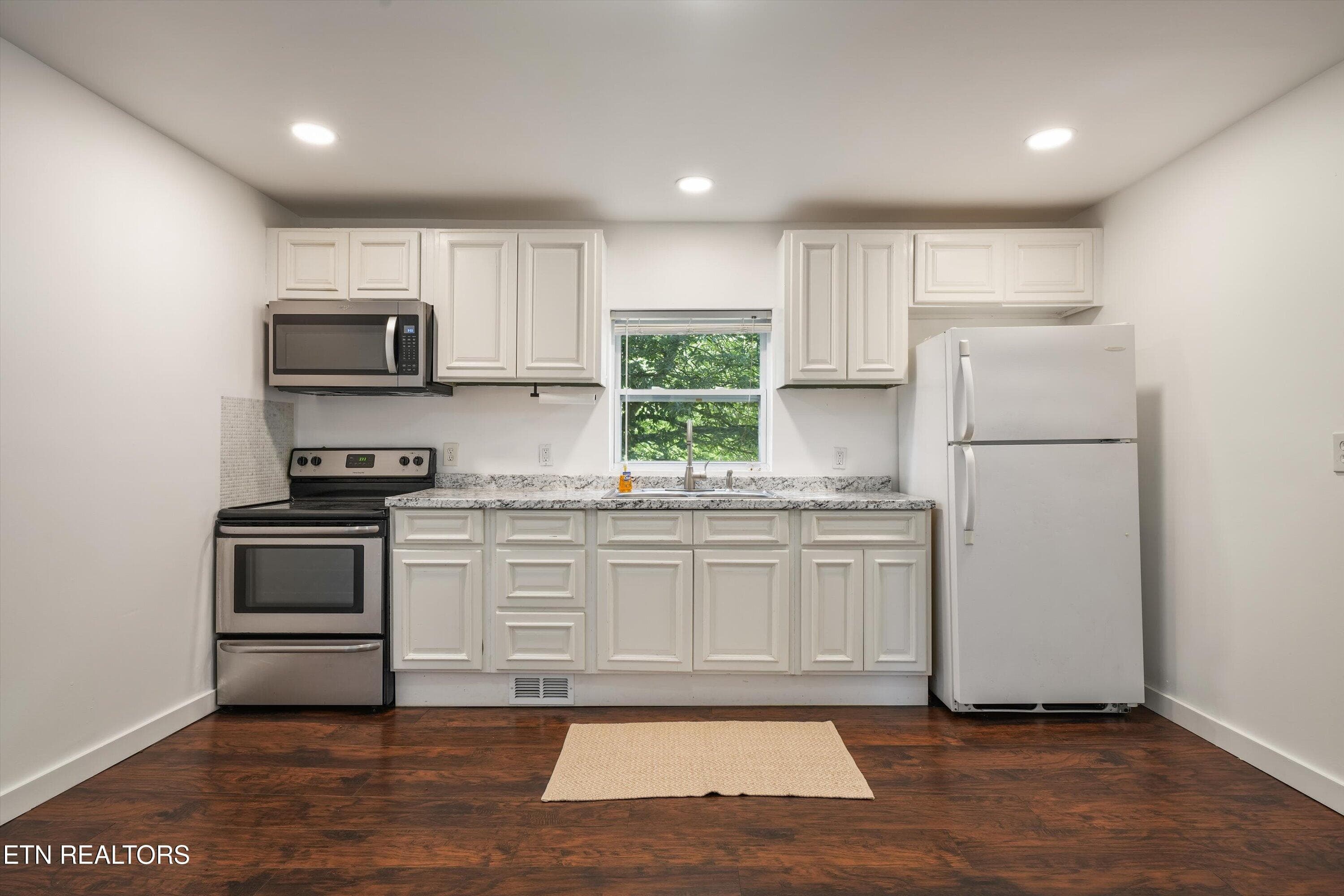 Kitchen - 1760 McClung Ave, Knoxville, TN 37920, Knoxville