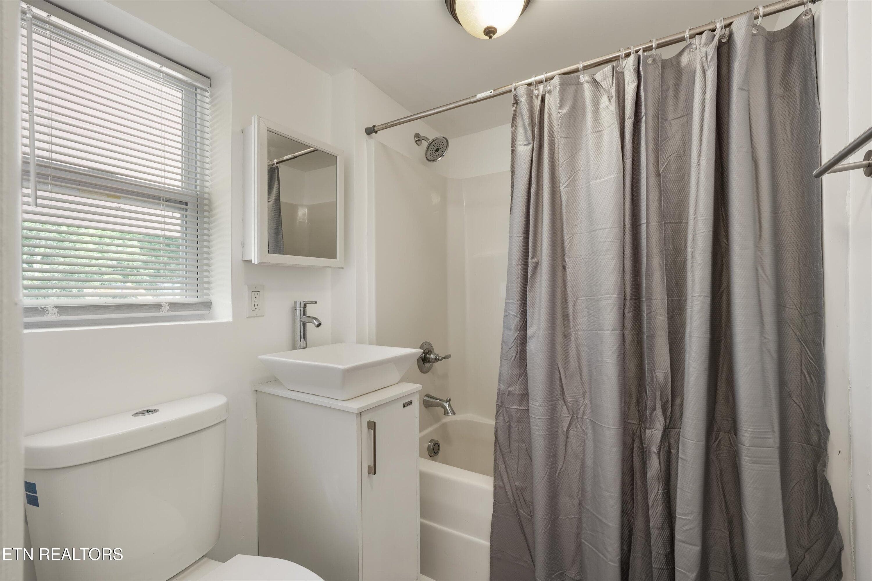 Secondary Bathroom - 1760 McClung Ave, Knoxville, TN 37920, Knoxville