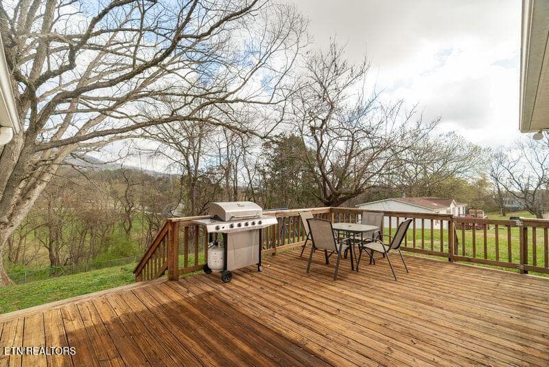 Deck - 254 Mountain Rd, Luttrell, TN 37779, Luttrell