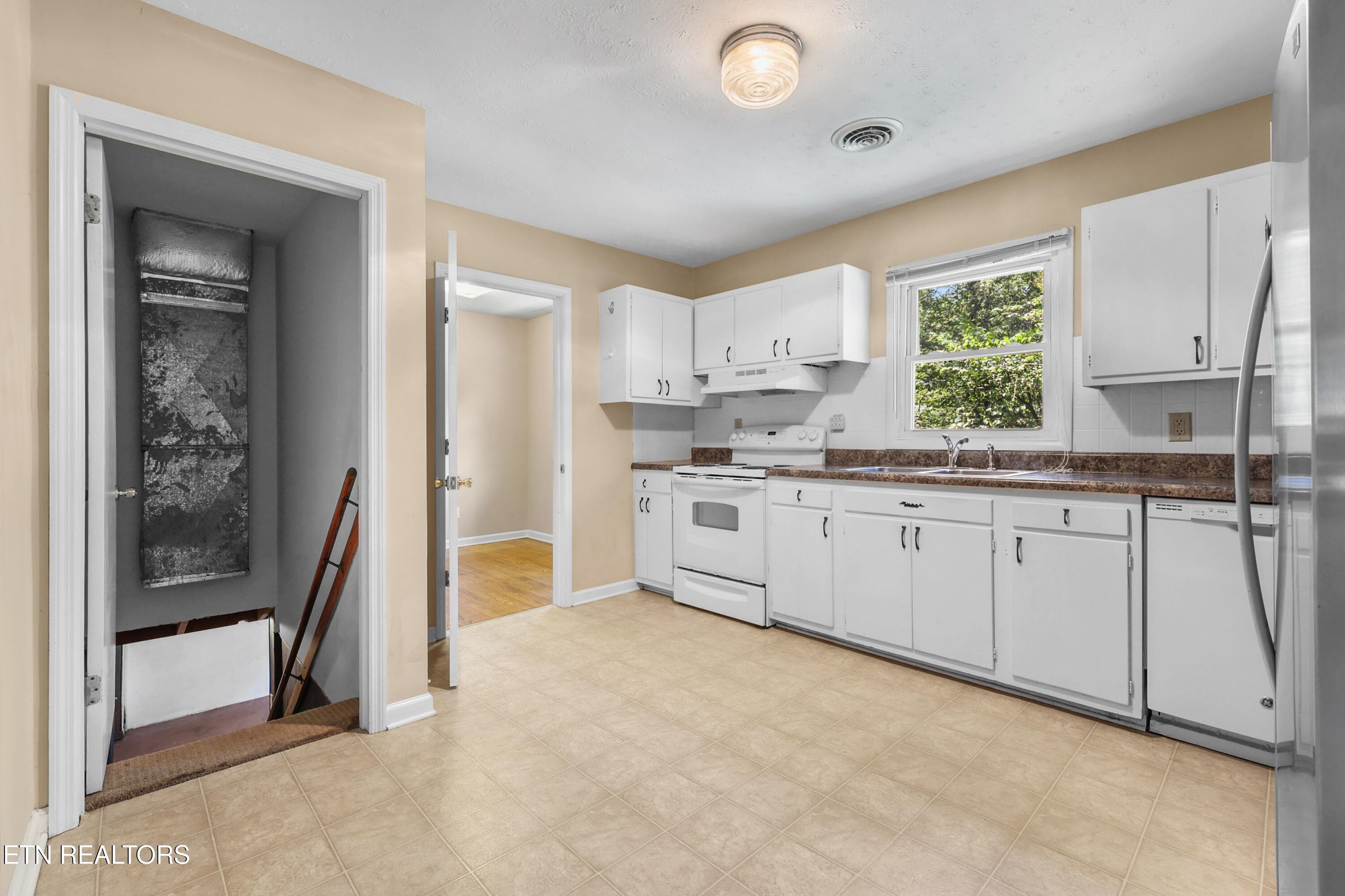 Kitchen - 4505 W Martin Mill Pike, Knoxville, TN 37920