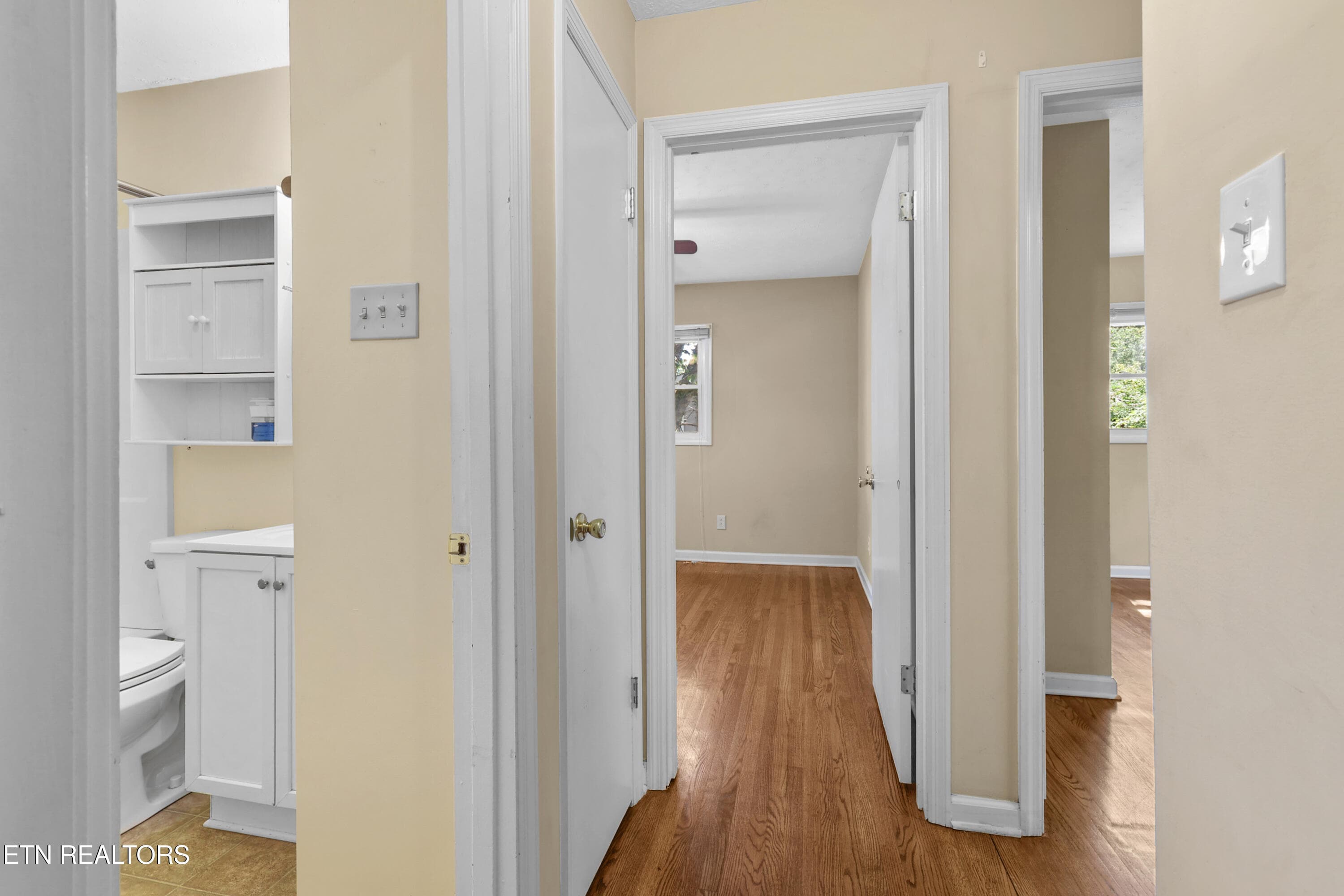 Full bath - 4505 W Martin Mill Pike, Knoxville, TN 37920