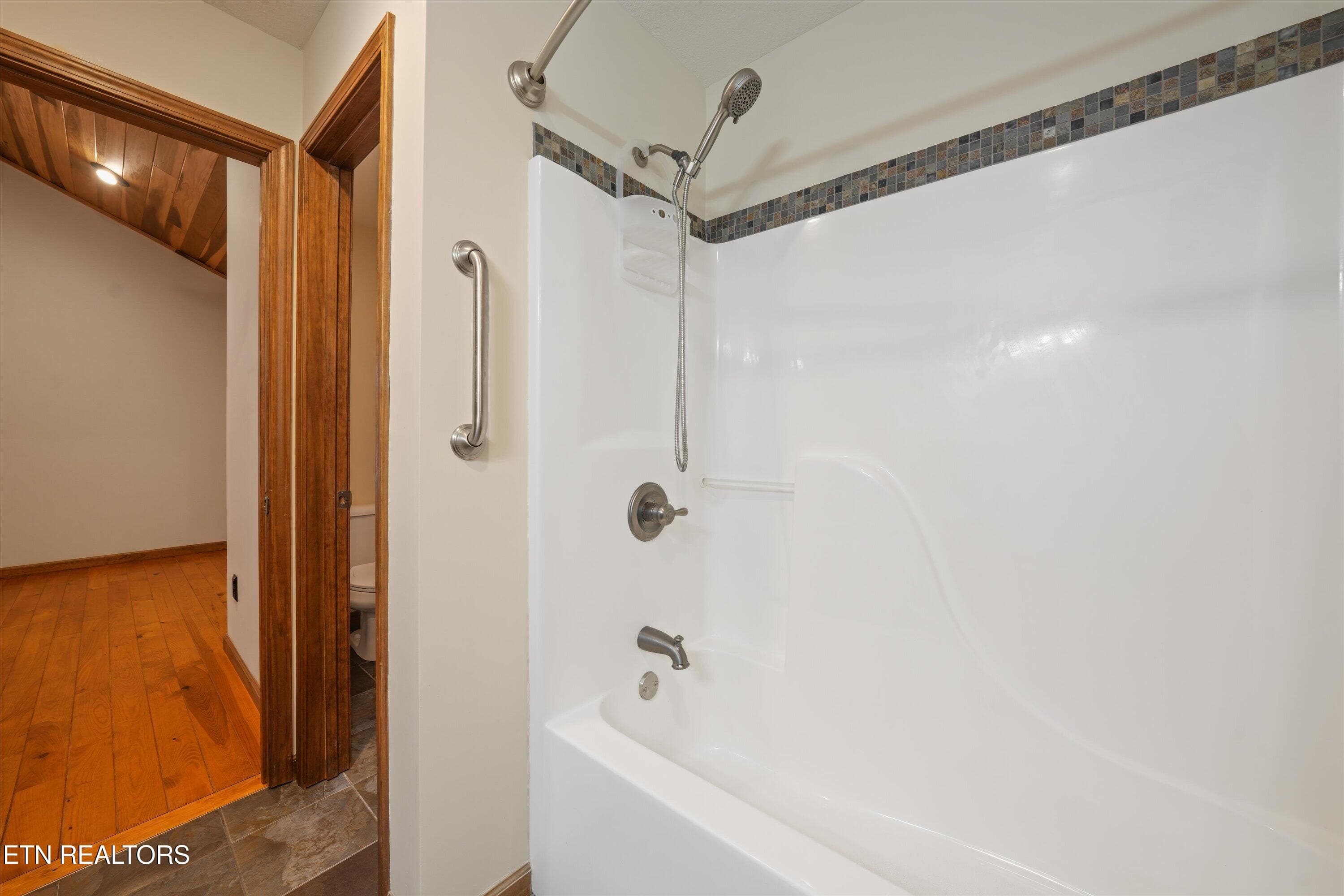 Secondary Full Bath - 365 Hidden Hills Rd, Wartburg, TN 37887, Wartburg