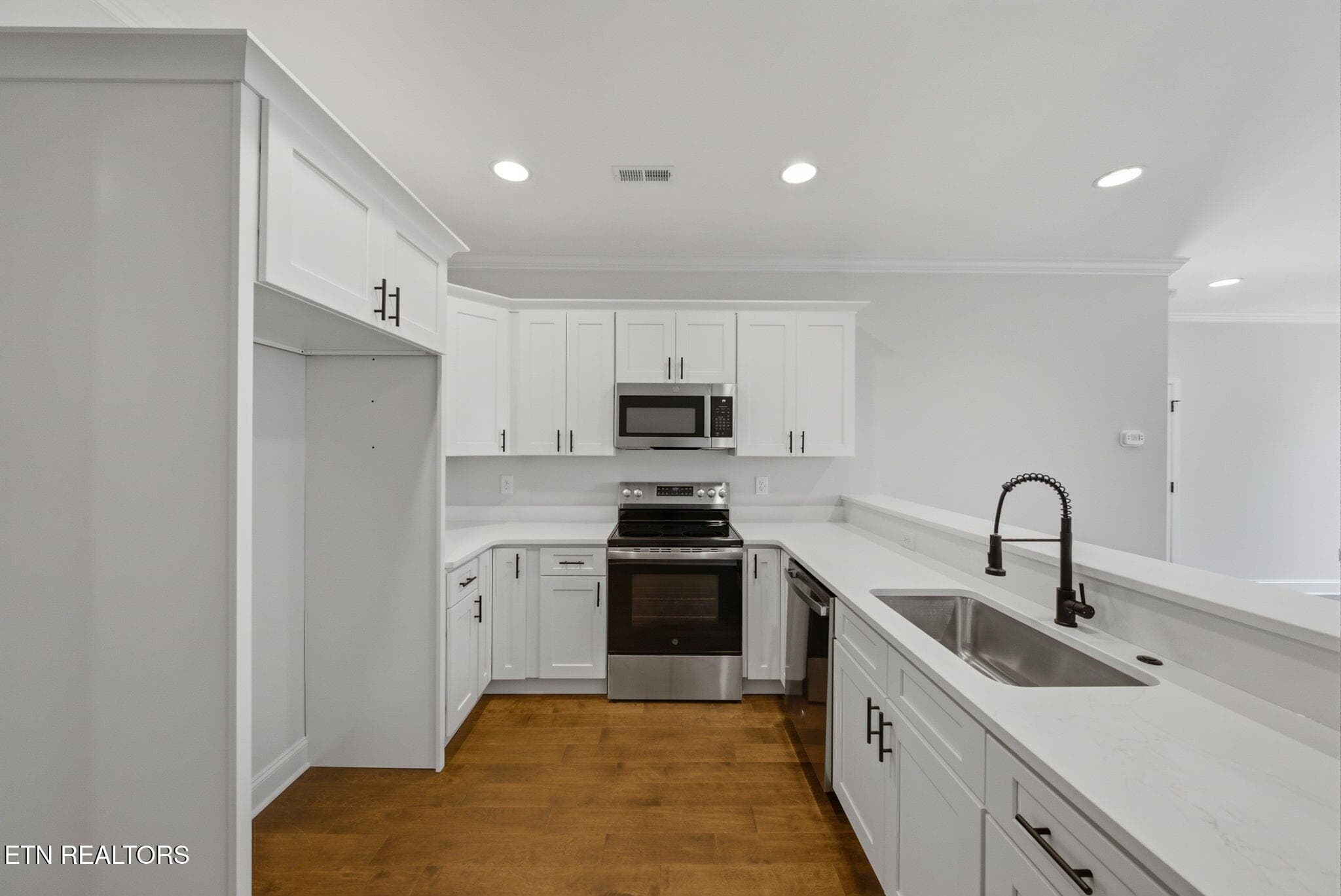 3-web-or-mls-2040-Gisele-Wy-Knoxville-TN - 2040 Gisele Way, Knoxville, TN 37931, Knoxville