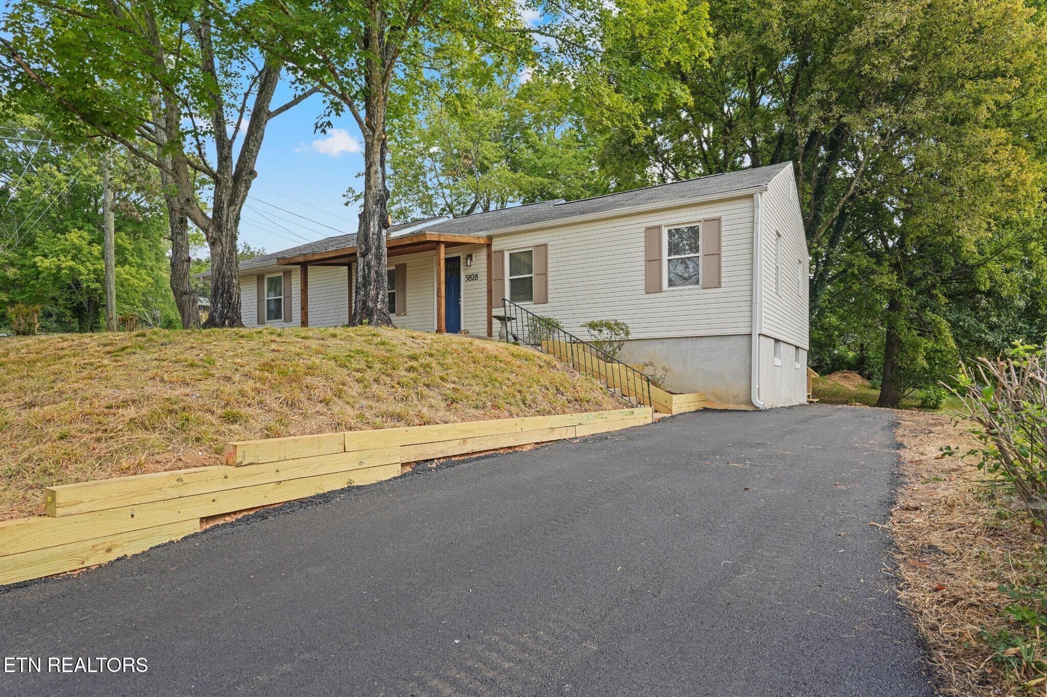 5828 NE Eldridge Rd, Knoxville, TN 37918